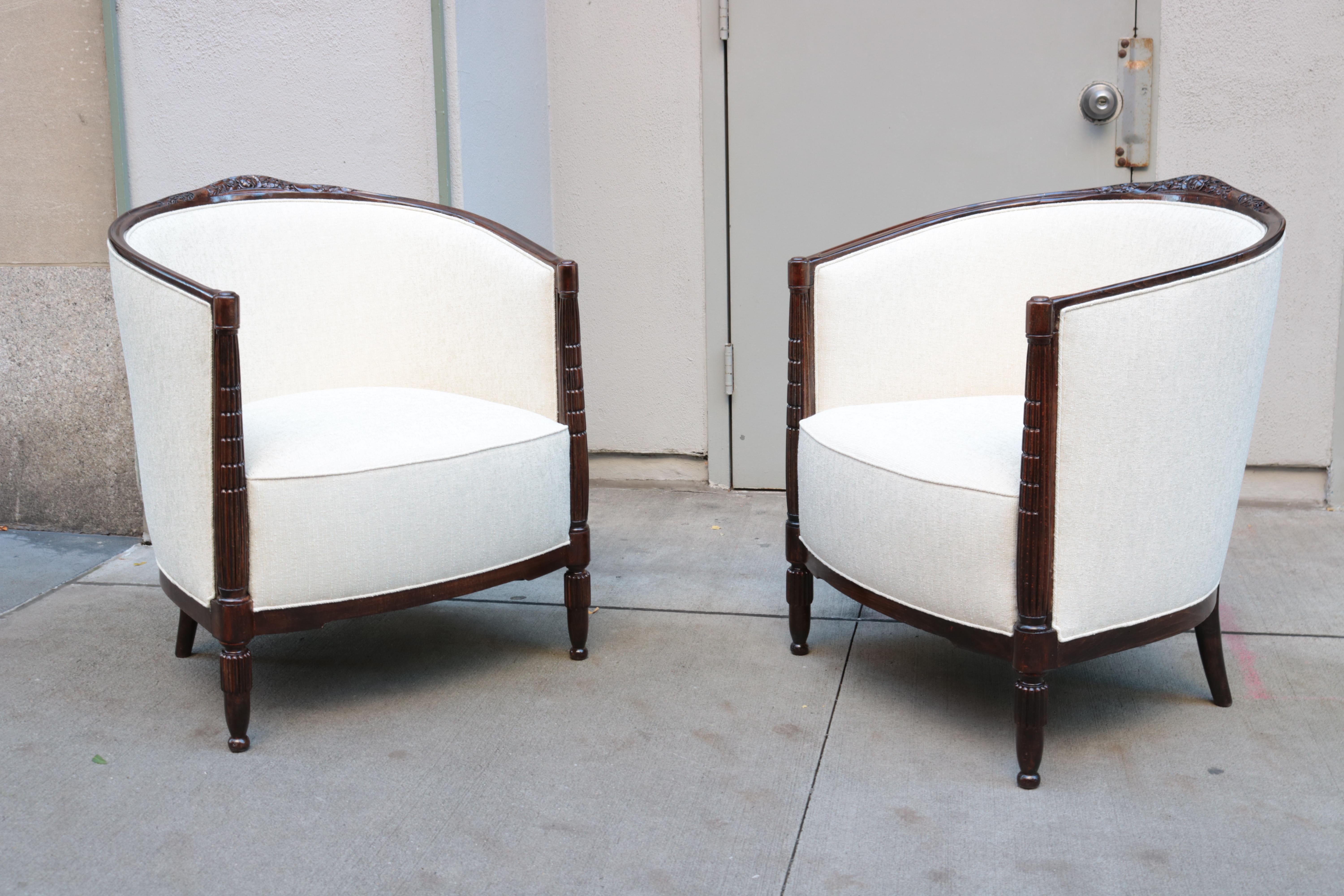 A pair of Art Deco bergères.
Mahogany with carved details.