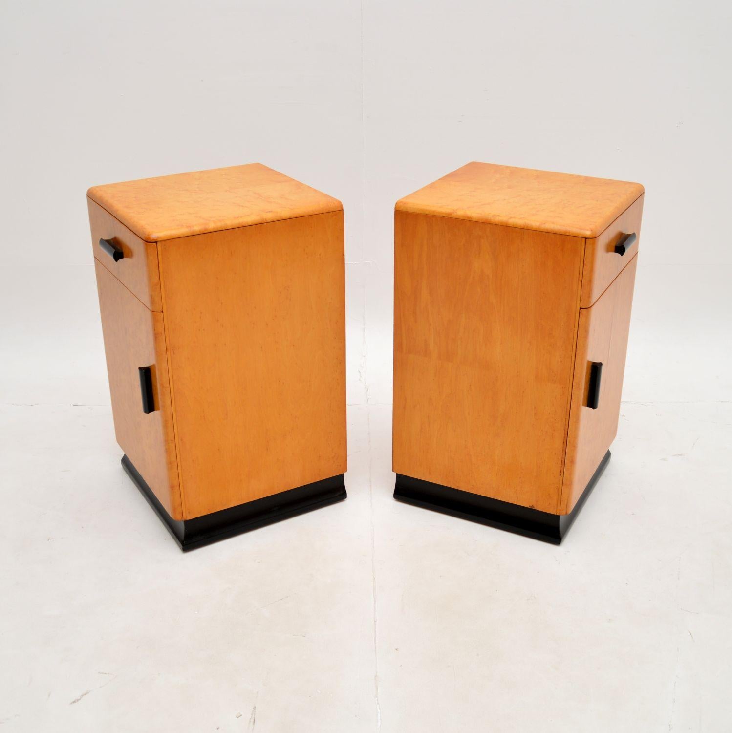 Mid-20th Century Pair of Art Deco Birds Eye Maple Bedside Cabinets For Sale