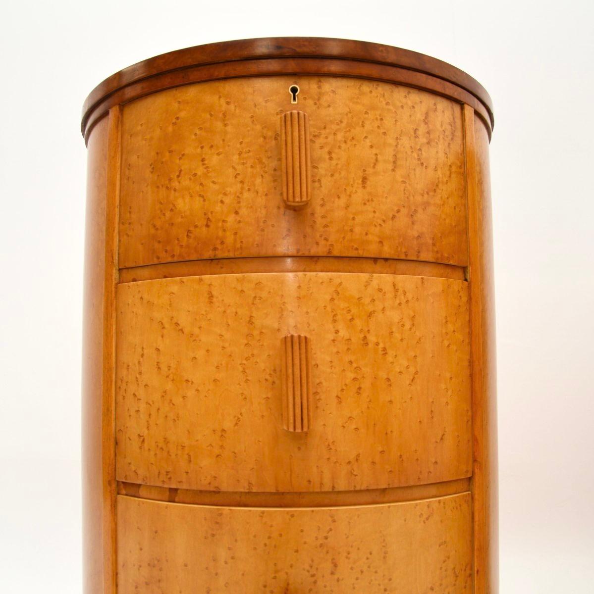 Pair of Art Deco Birds Eye Maple Bedside Chests in vendita 3