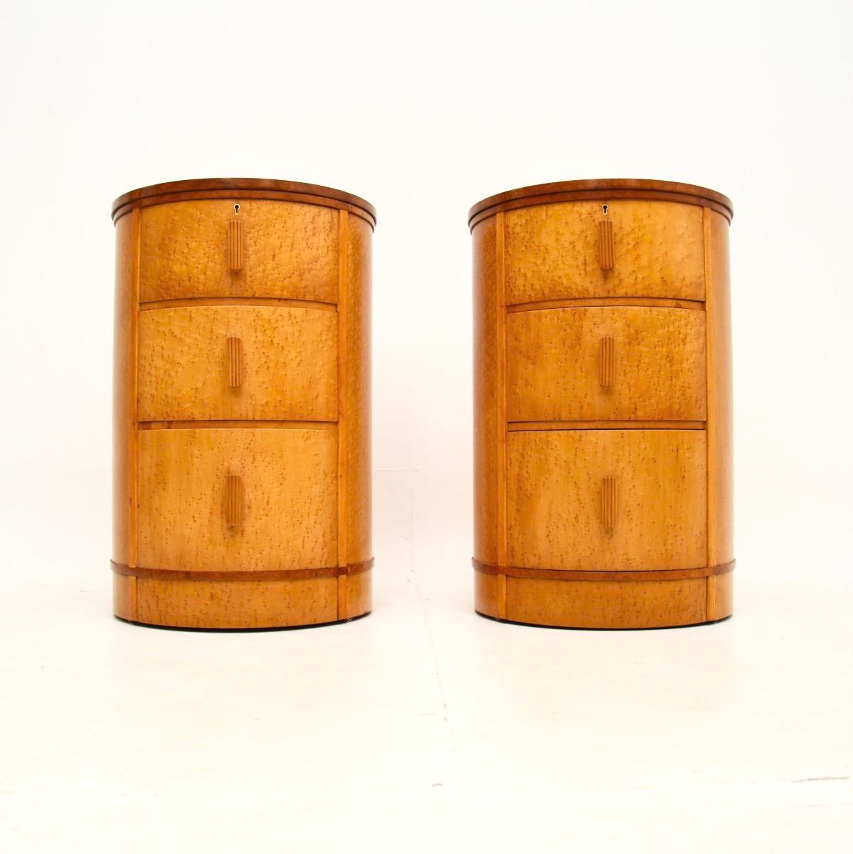Art Déco Pair of Art Deco Birds Eye Maple Bedside Chests in vendita