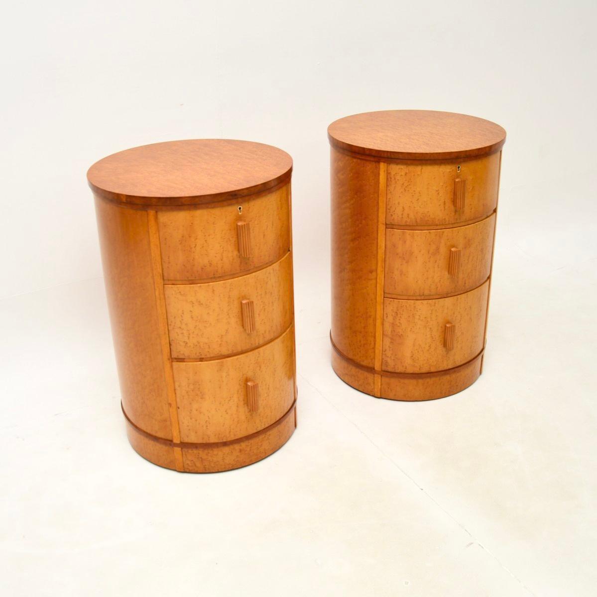 Britannico Pair of Art Deco Birds Eye Maple Bedside Chests in vendita