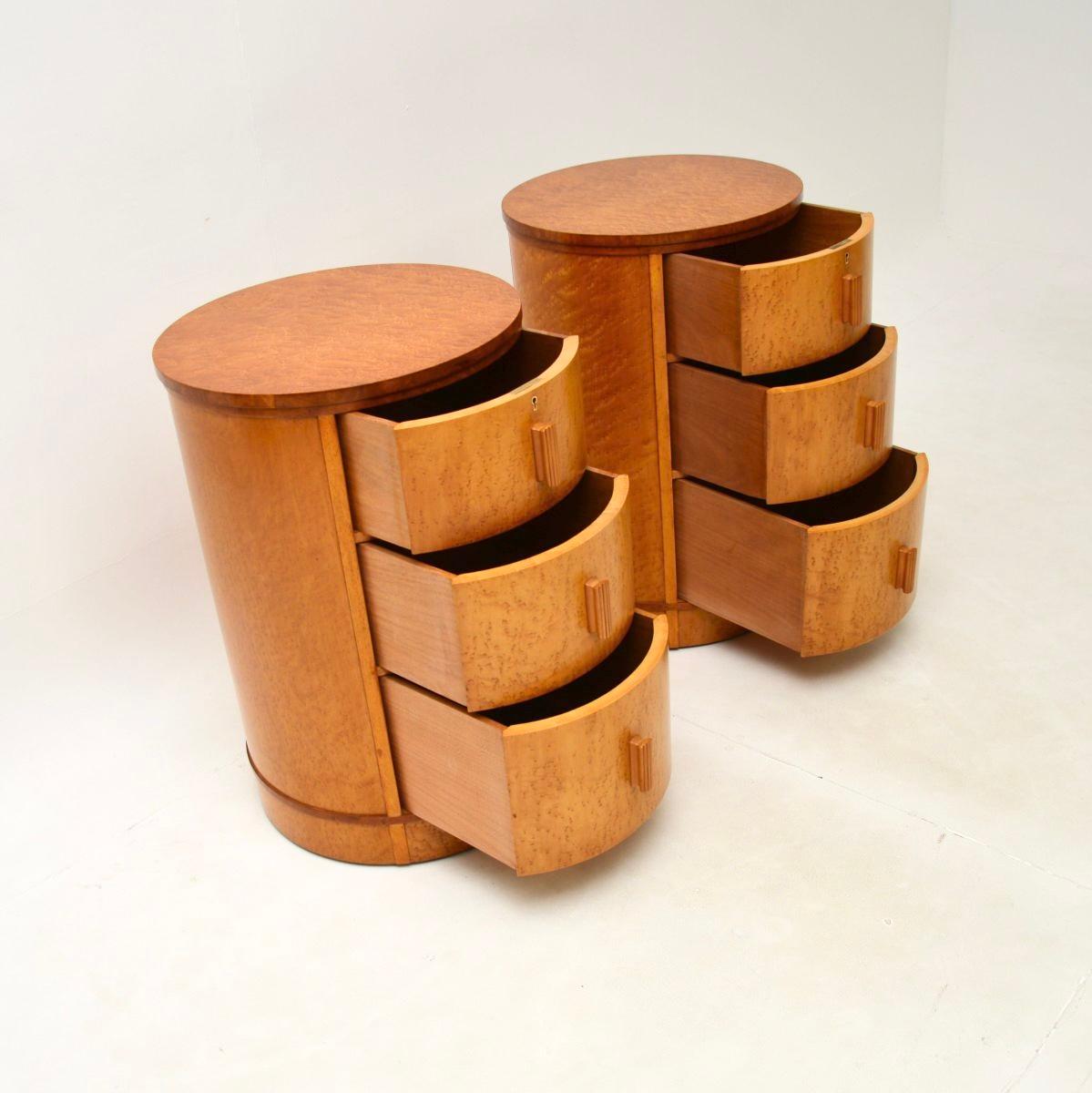 Pair of Art Deco Birds Eye Maple Bedside Chests In condizioni buone in vendita a London, GB