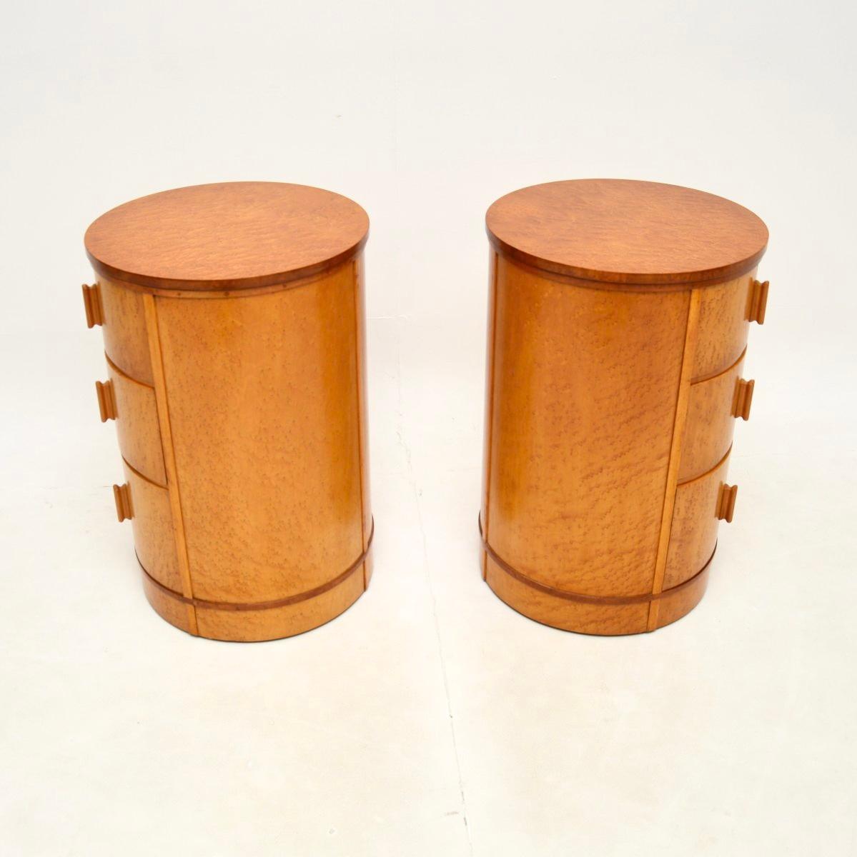 Metà XX secolo Pair of Art Deco Birds Eye Maple Bedside Chests in vendita