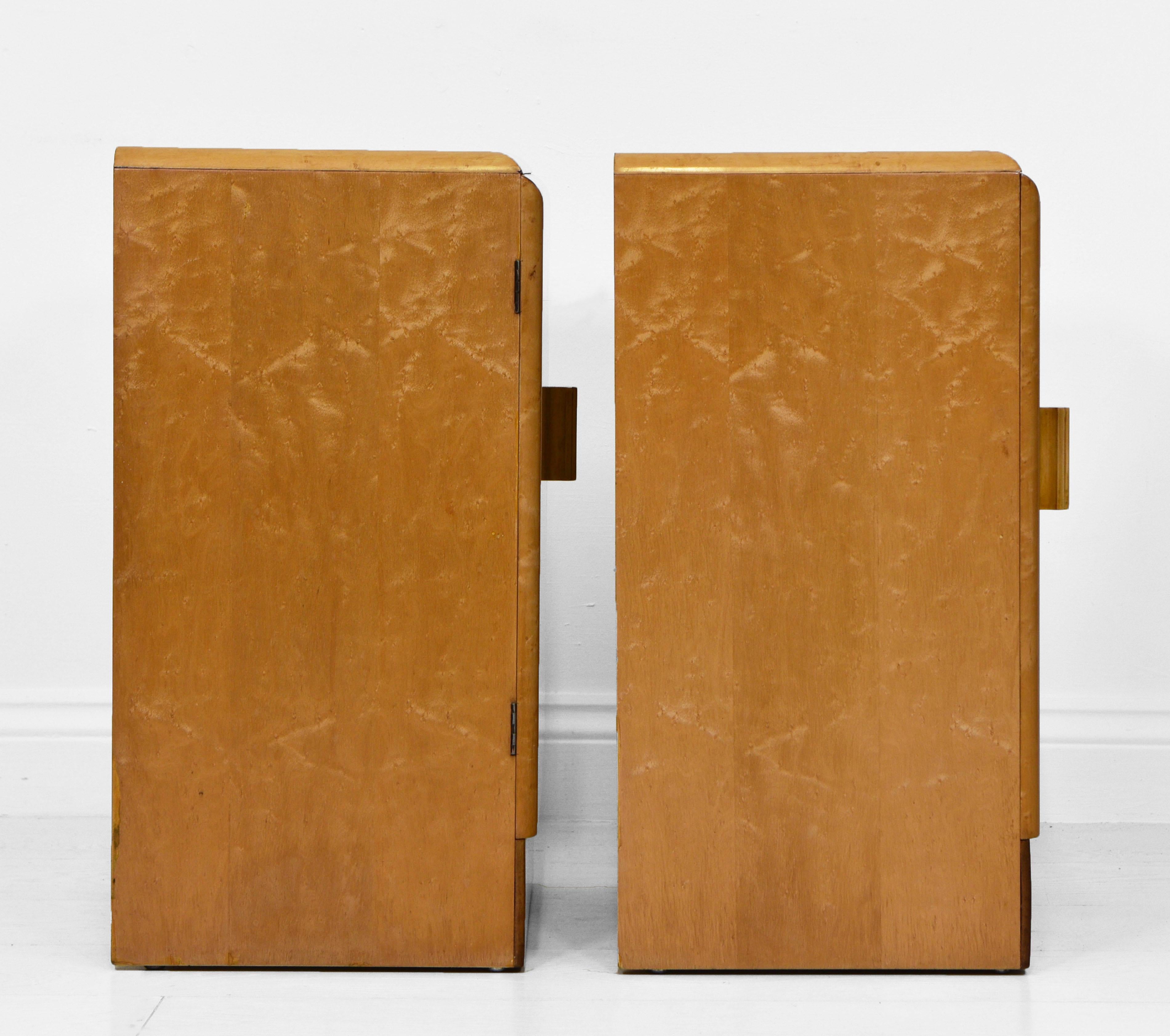 Placage Paire de tables de chevet Art Déco en érable et noyer, années 1930 en vente