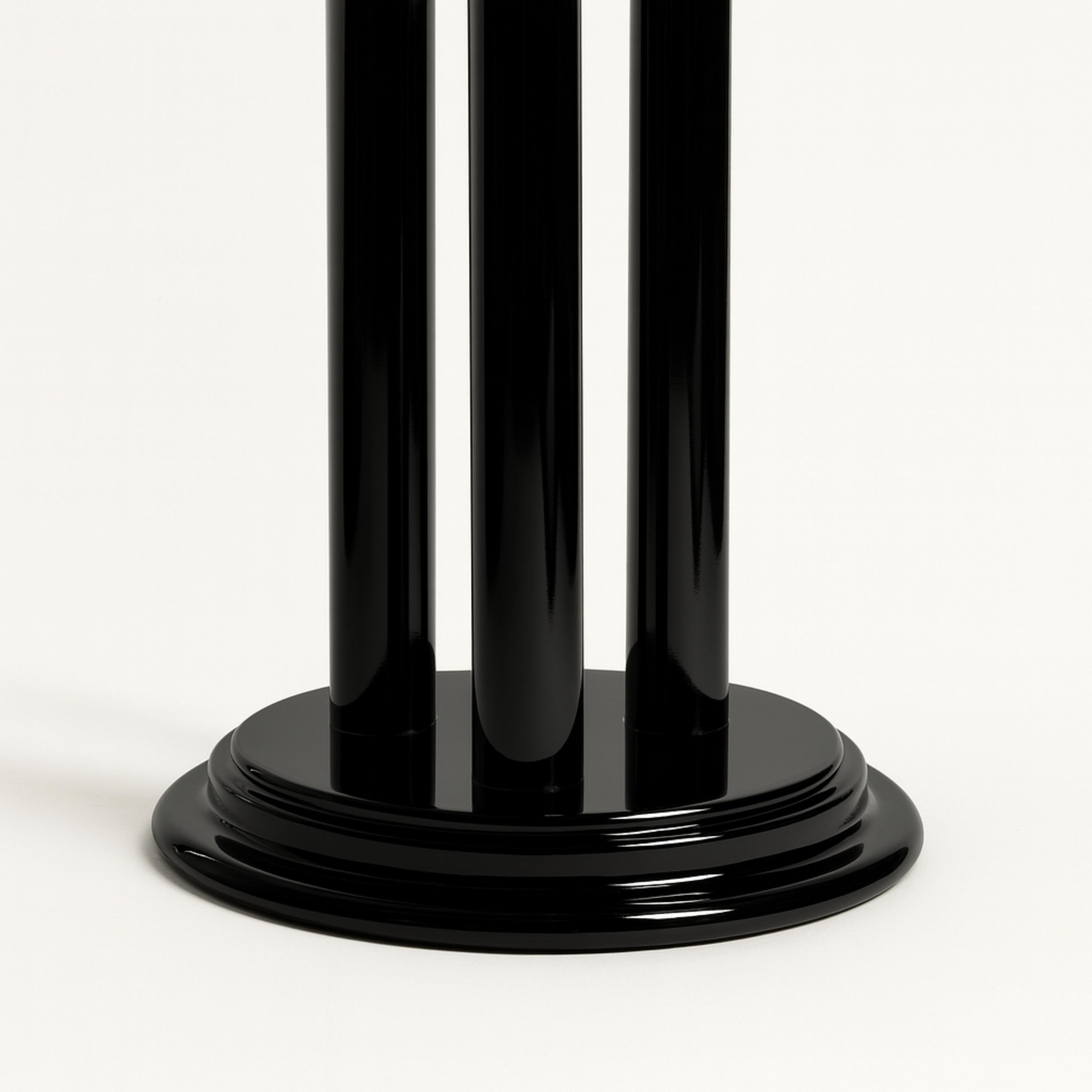 Francese Coppia di tavoli a piedistallo in castagno con lacca nera Art Deco, 20° secolo in vendita