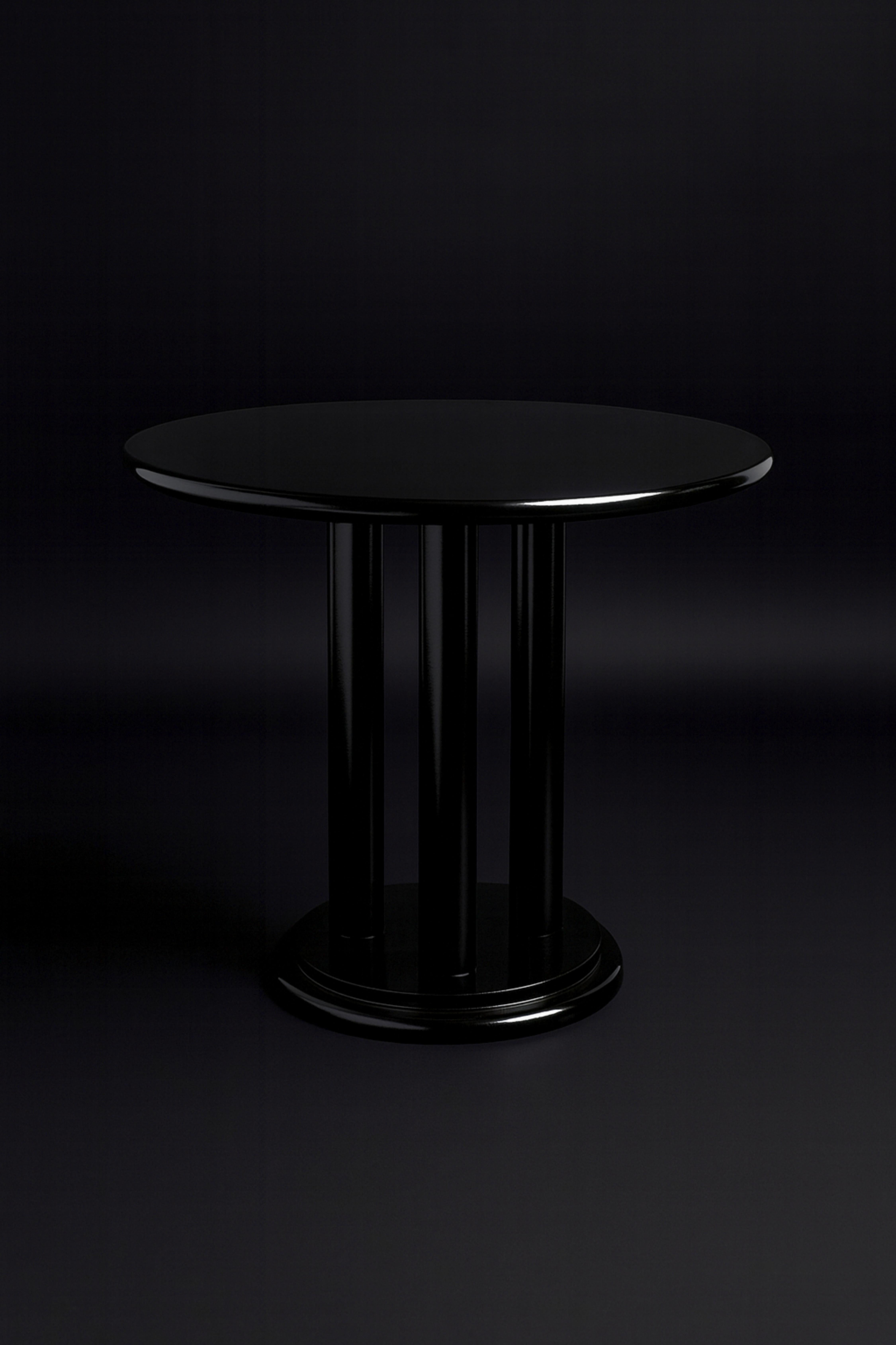 Coppia di tavoli a piedistallo in castagno con lacca nera Art Deco, 20° secolo In condizioni buone in vendita a Lisbon, PT