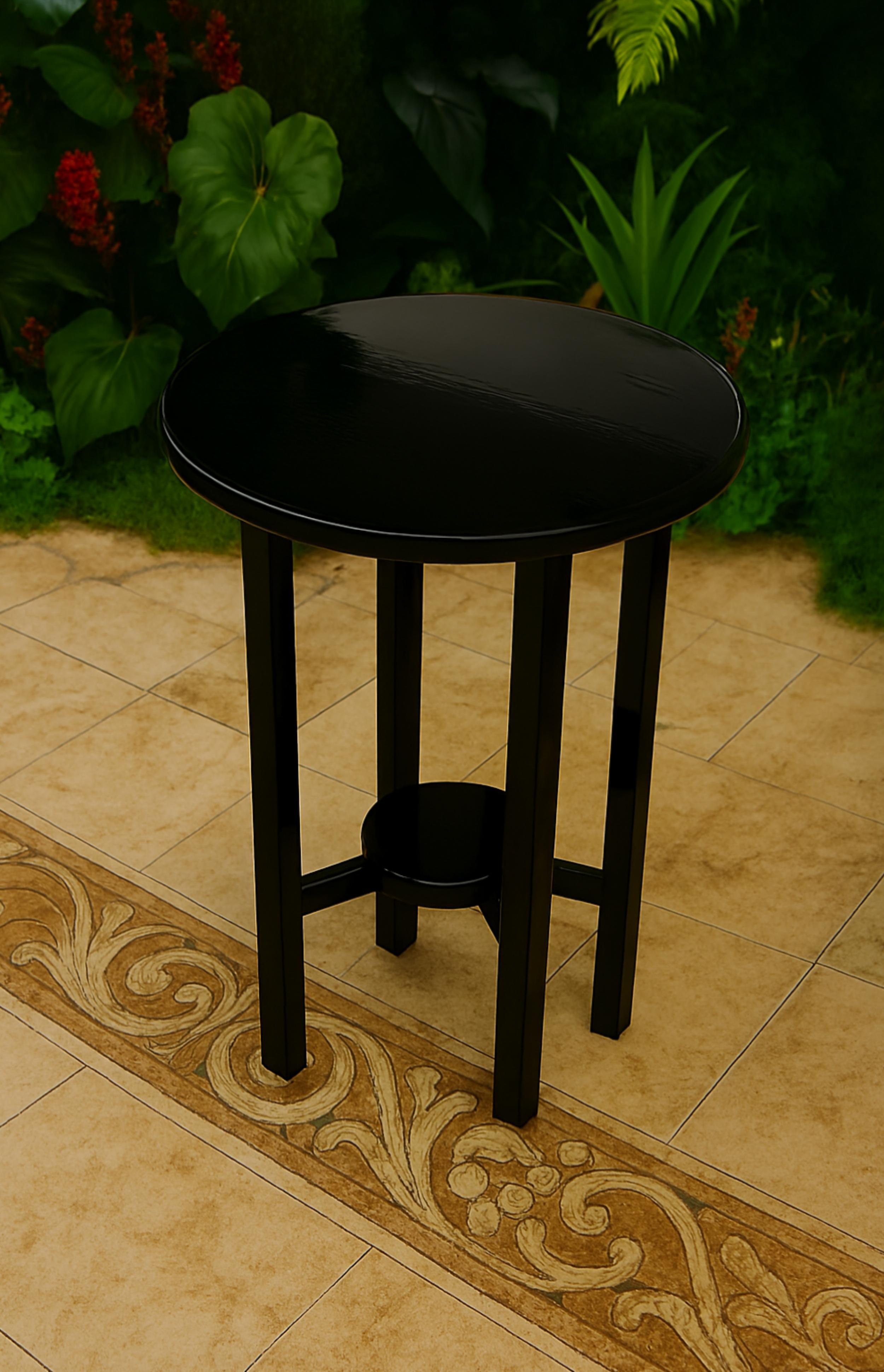 Pair of Art Deco  Black Lacquer Pedestal Side Table, 20th Century For Sale 3