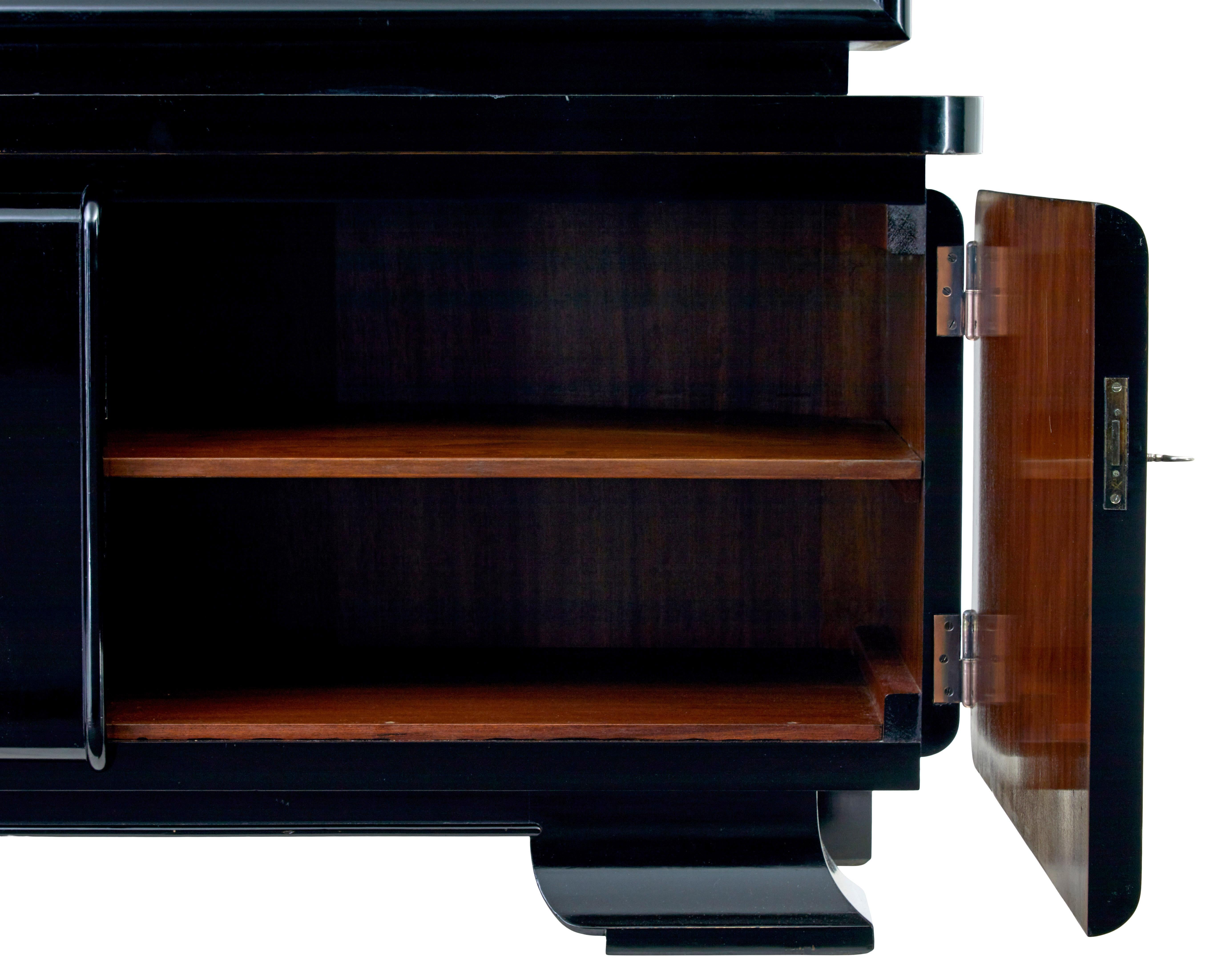 Coppia di vetrine art déco laccate di nero e smaltate in vendita 2