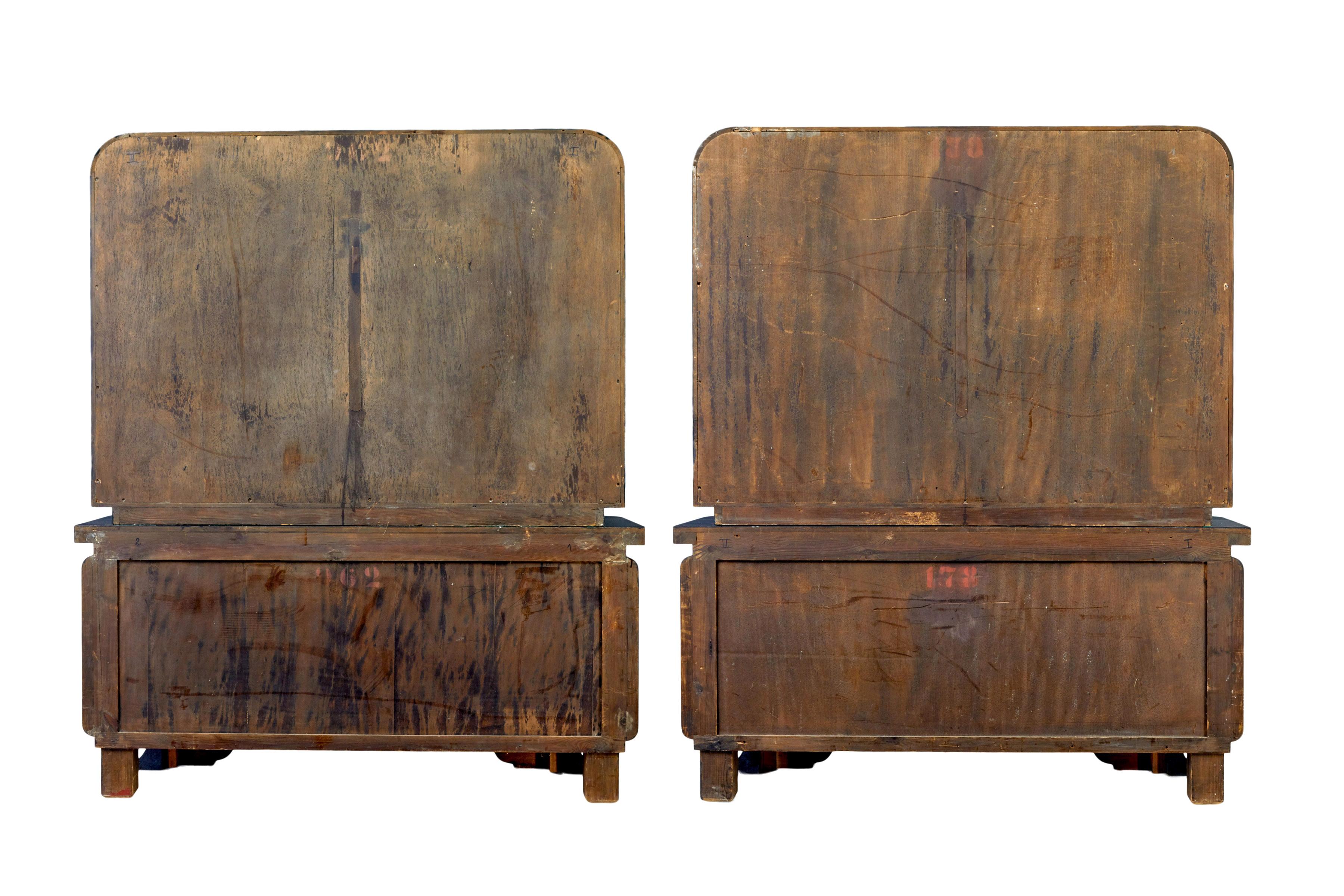 Splendida coppia di vetrine da credenza art déco laccate di nero, circa 1930.

Debenham antiques è orgogliosa di offrire una coppia di eleganti armadietti/vetrine art déco, risalenti al 1930 circa.

Ciascuna è composta da 2 parti. Le sezioni