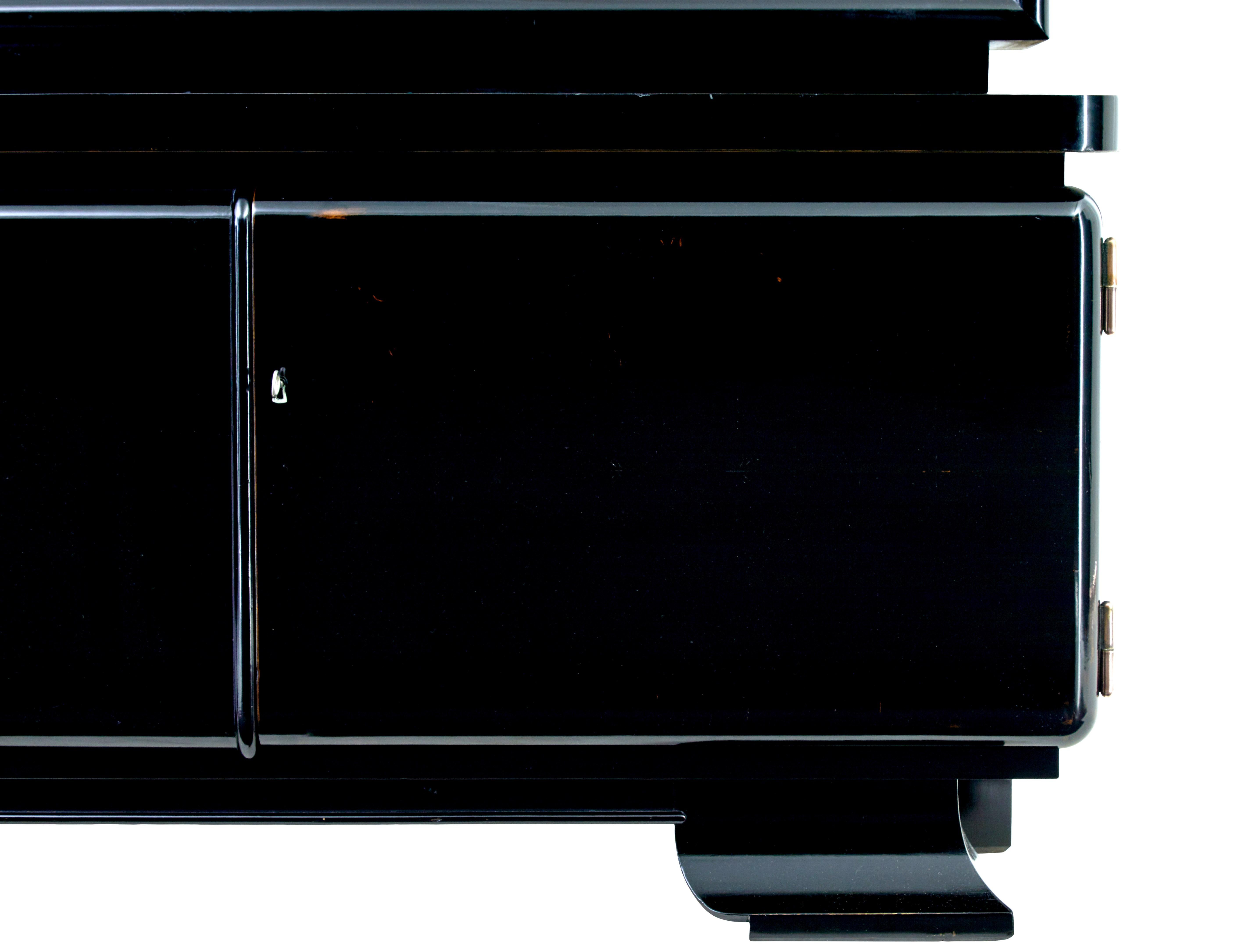 Coppia di vetrine art déco laccate di nero e smaltate in vendita 1