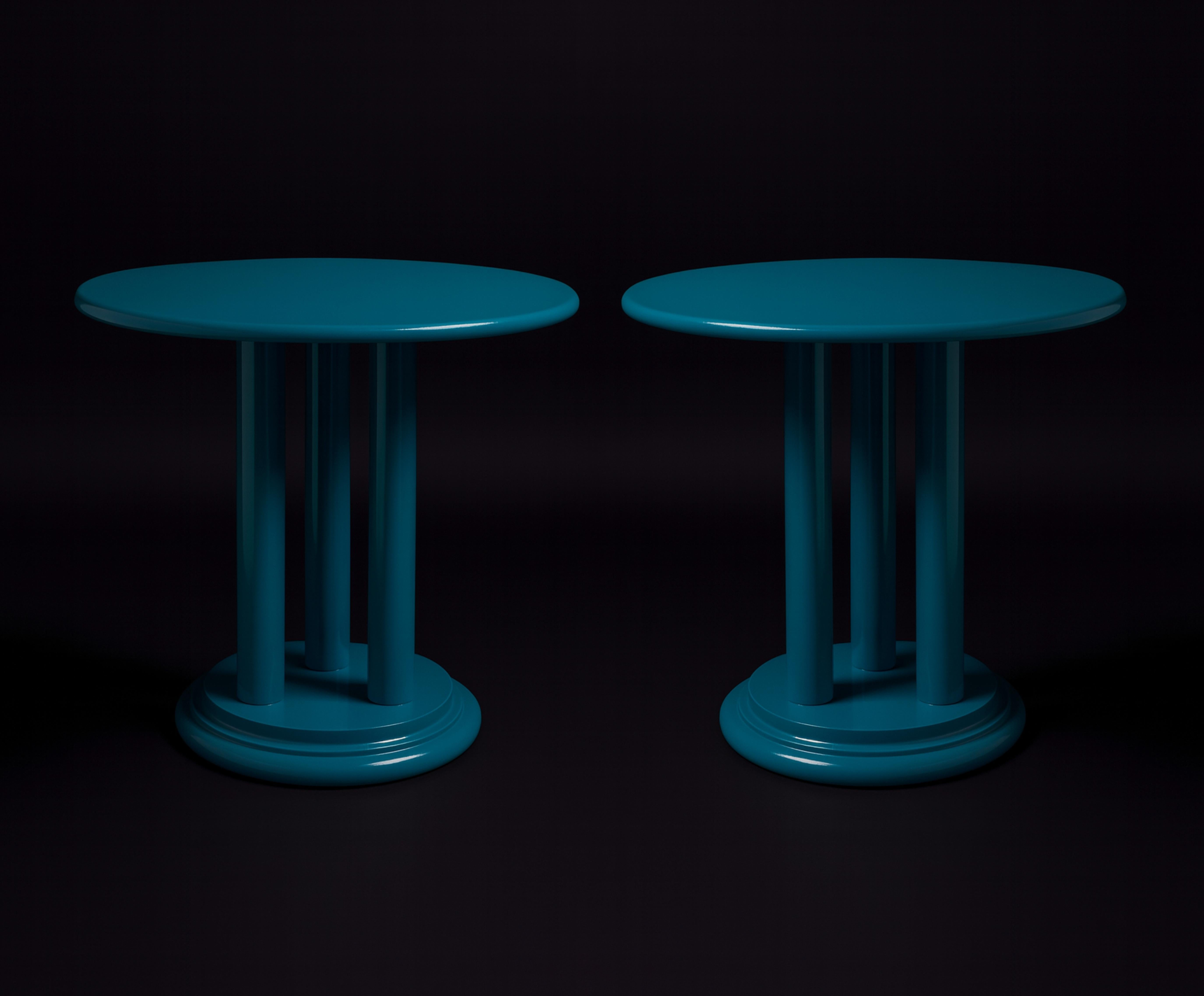 Añade un versátil par de mesa redonda color pavo real azul (#326872), ideal para múltiples usos y soluciones de diseño de espacios. Con tres patas de madera redondeadas y una base circular, esta pieza combina funcionalidad con una estética elegante