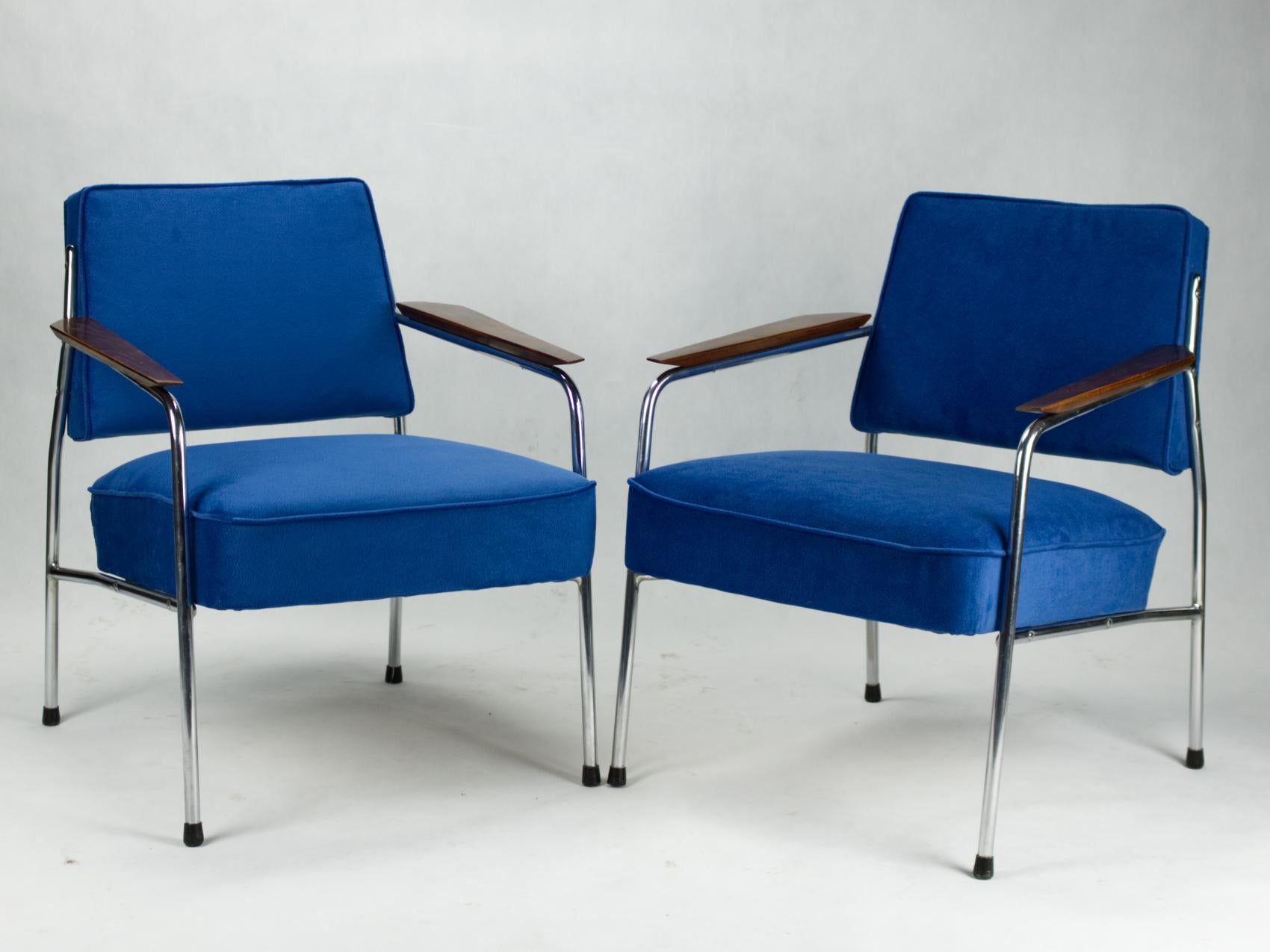 Bauhaus armchairs were produced in the 1930s in Czechoslovakia. New upholstery, restored wooden parts. Nickel-plated tubular steel construction in good original condition.
          