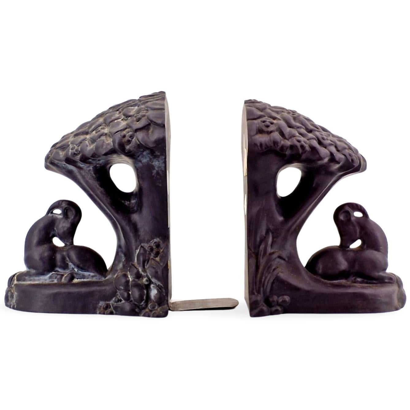 Rarísimo par de sujetalibros de este cotizado diseñador, Erling Olsen. Realizó una pequeña cantidad de trabajos para Wedgwood, incluidos al menos dos diseños para sujetalibros; pero este ejemplo de basalto es muy escaso.

Erling Olsen, figura