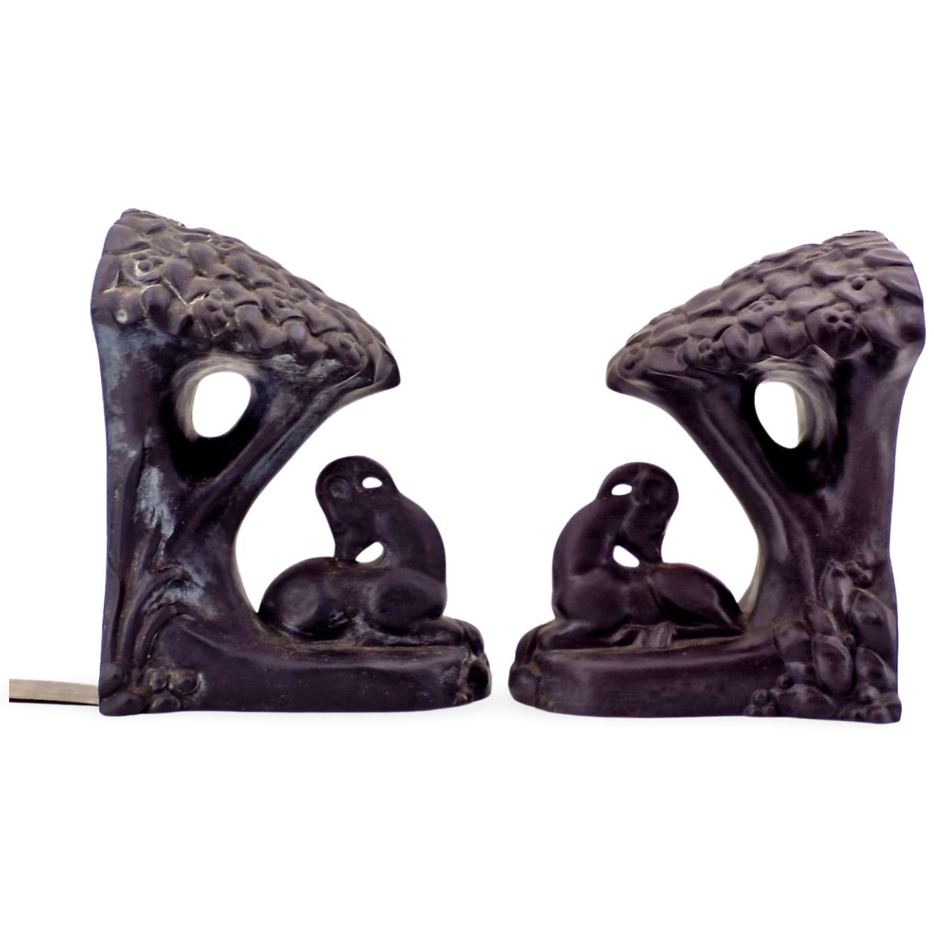 Pareja de sujetalibros Art Decó de Erling Olsen, Wedgwood, hacia 1935 Moldeado en venta