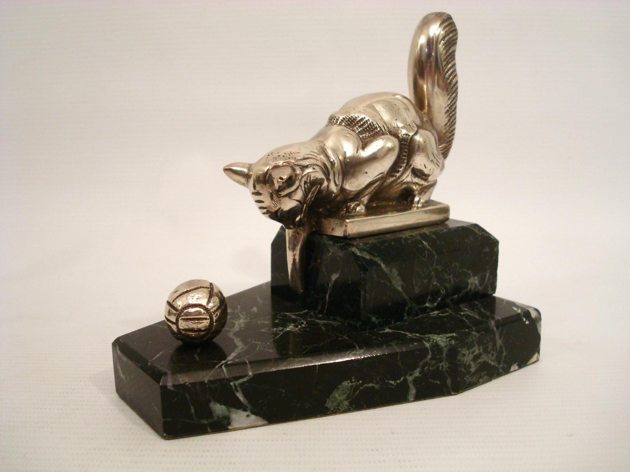 French Pair of art deco bookends Cat playing with a Ball. France 1925 For Sale