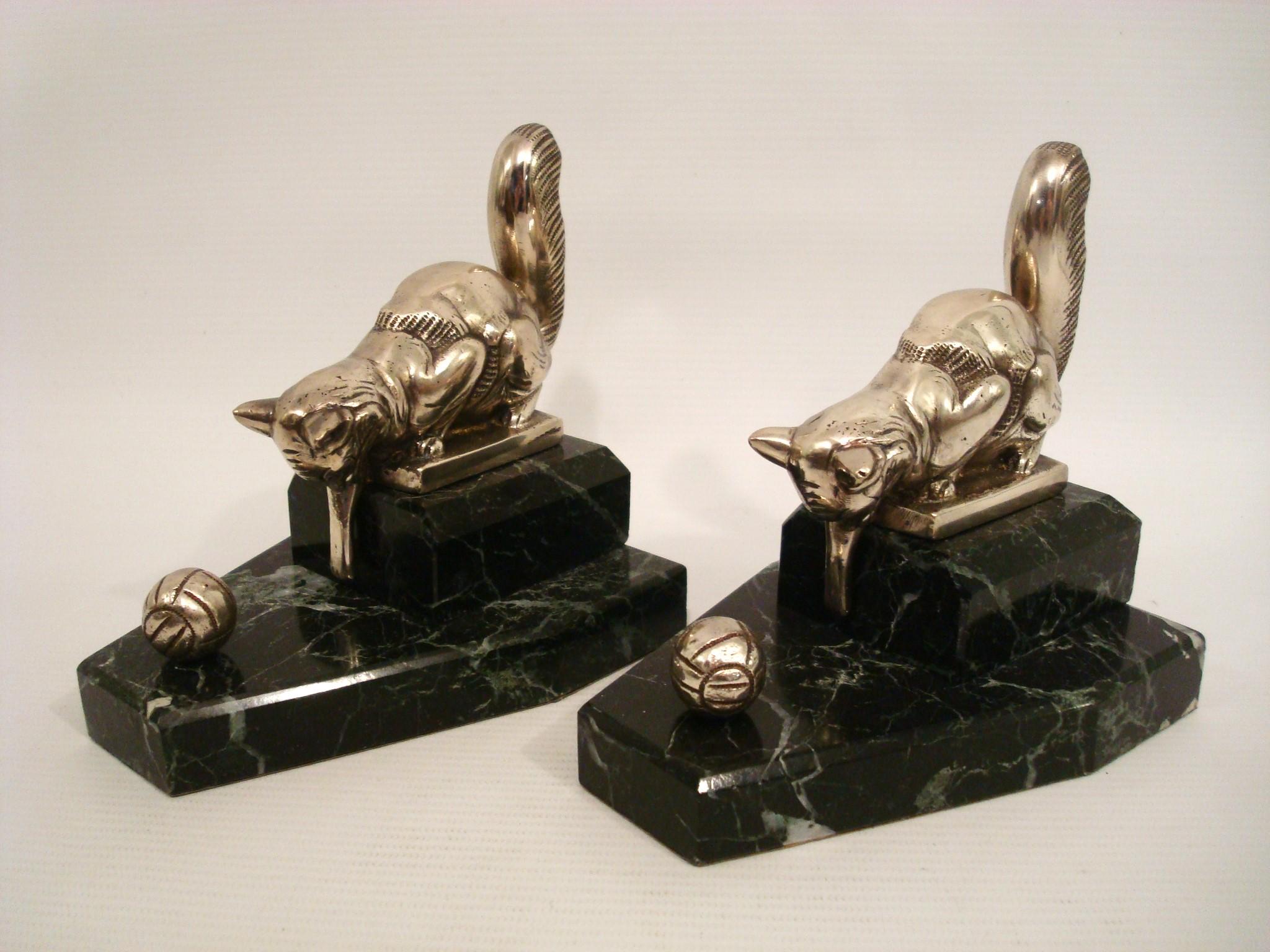 Pair of art deco bookends Cat playing with a Ball. France 1925 In Good Condition For Sale In Buenos Aires, Olivos