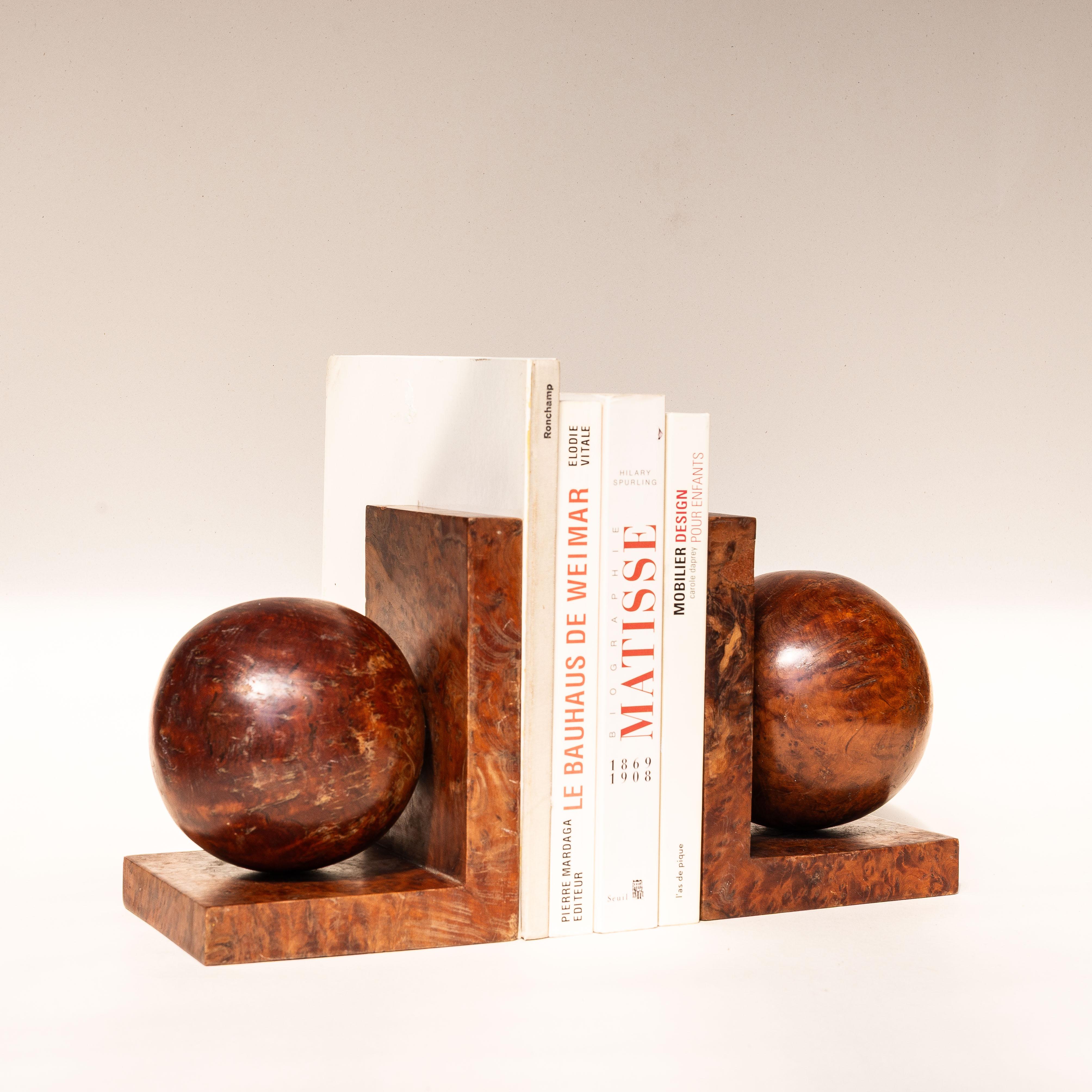 Paire de serre-livres Art Déco, sphères en bois de ronce de cyprès, moderne du milieu du siècle dernier en vente 2
