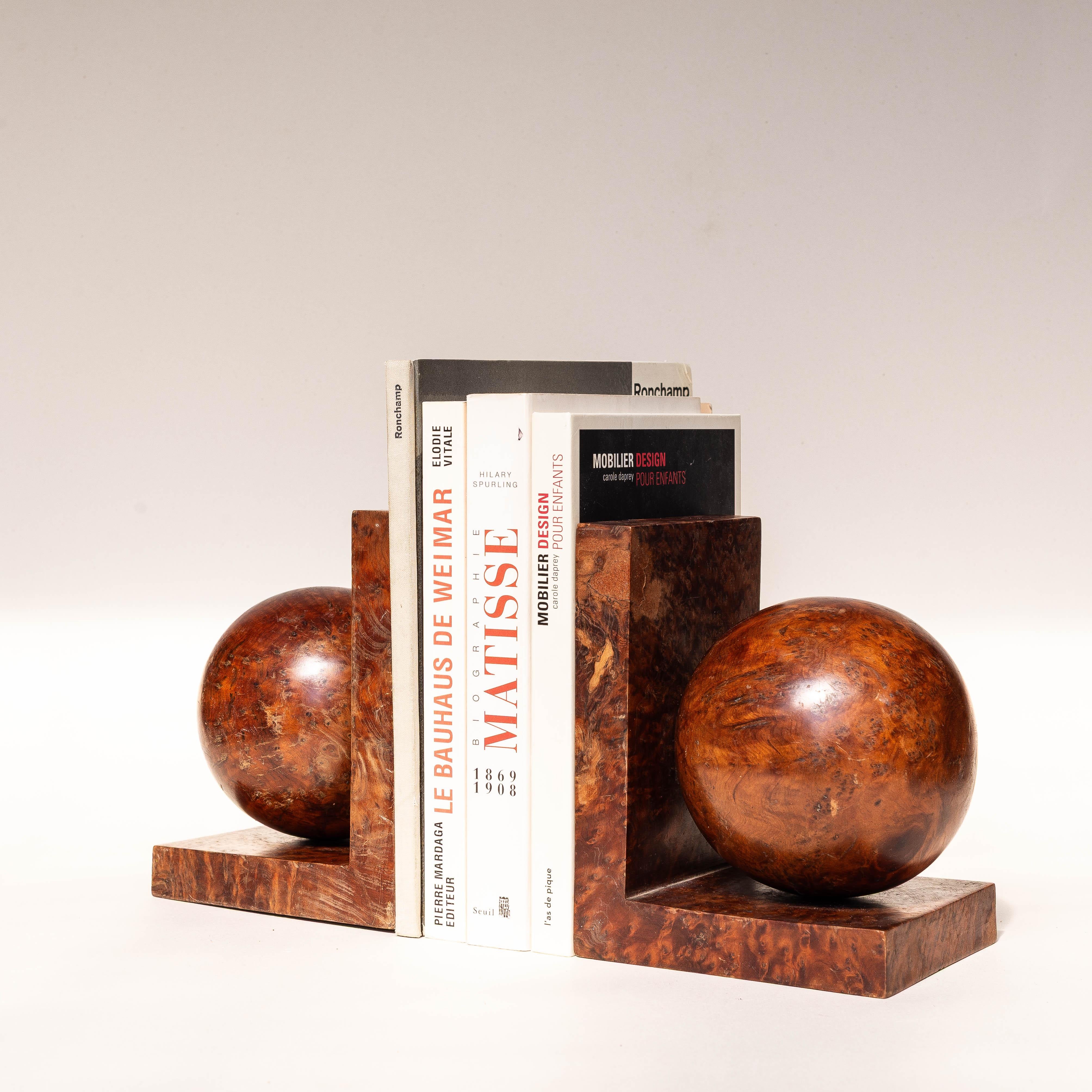 Paire de serre-livres Art Déco, sphères en bois de ronce de cyprès, moderne du milieu du siècle dernier en vente 3