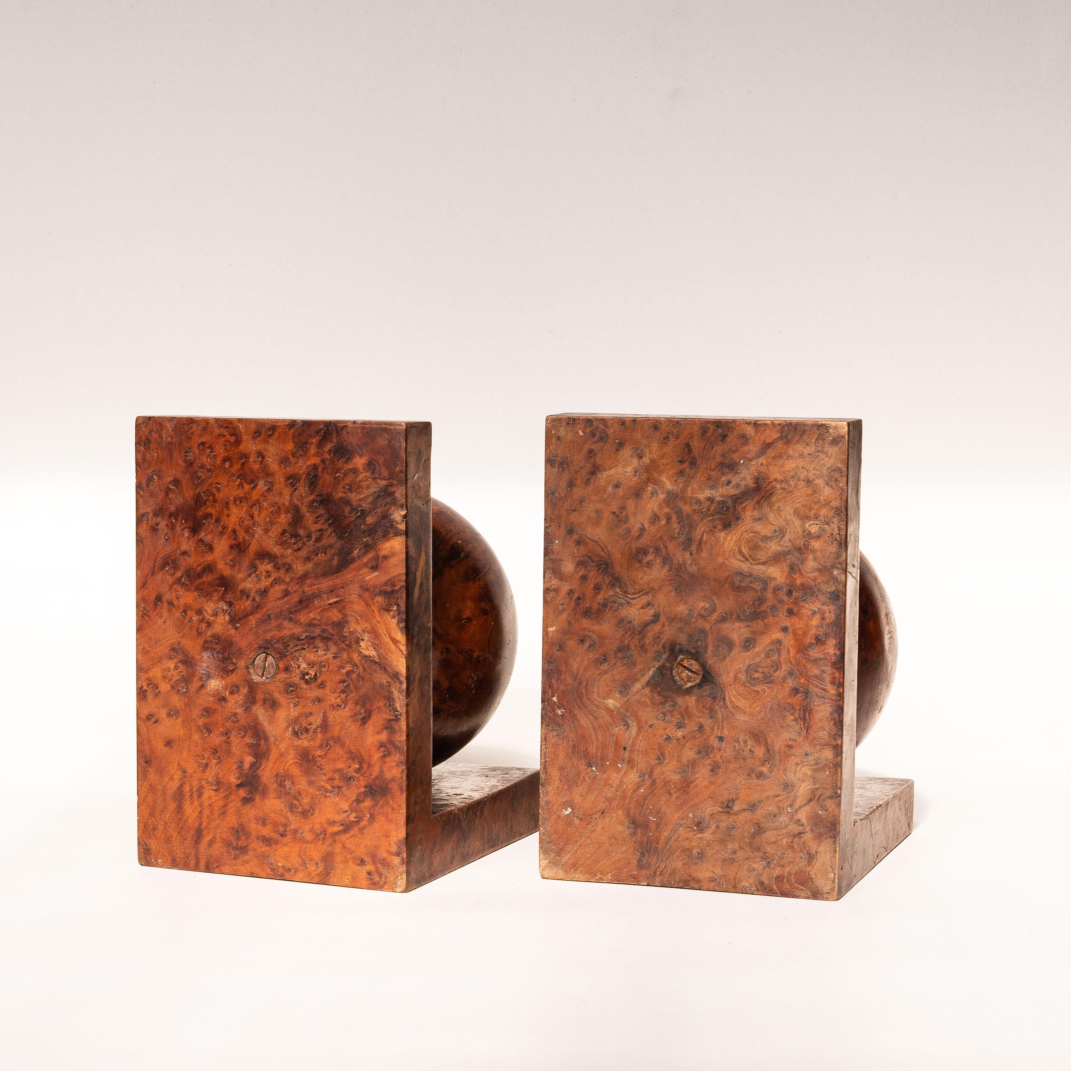 Paire de serre-livres Art Déco, sphères en bois de ronce de cyprès, moderne du milieu du siècle dernier en vente 5
