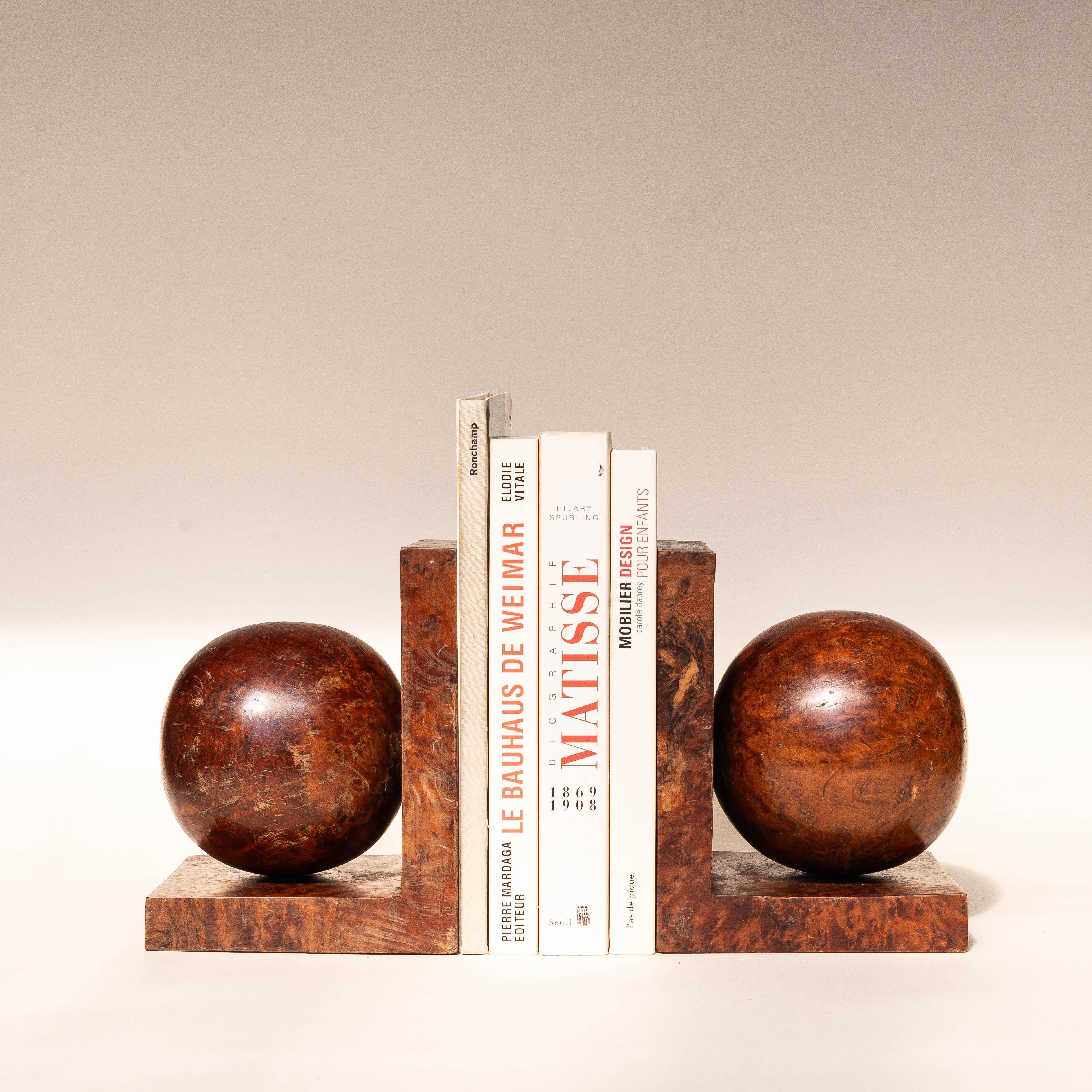Français Paire de serre-livres Art Déco, sphères en bois de ronce de cyprès, moderne du milieu du siècle dernier en vente