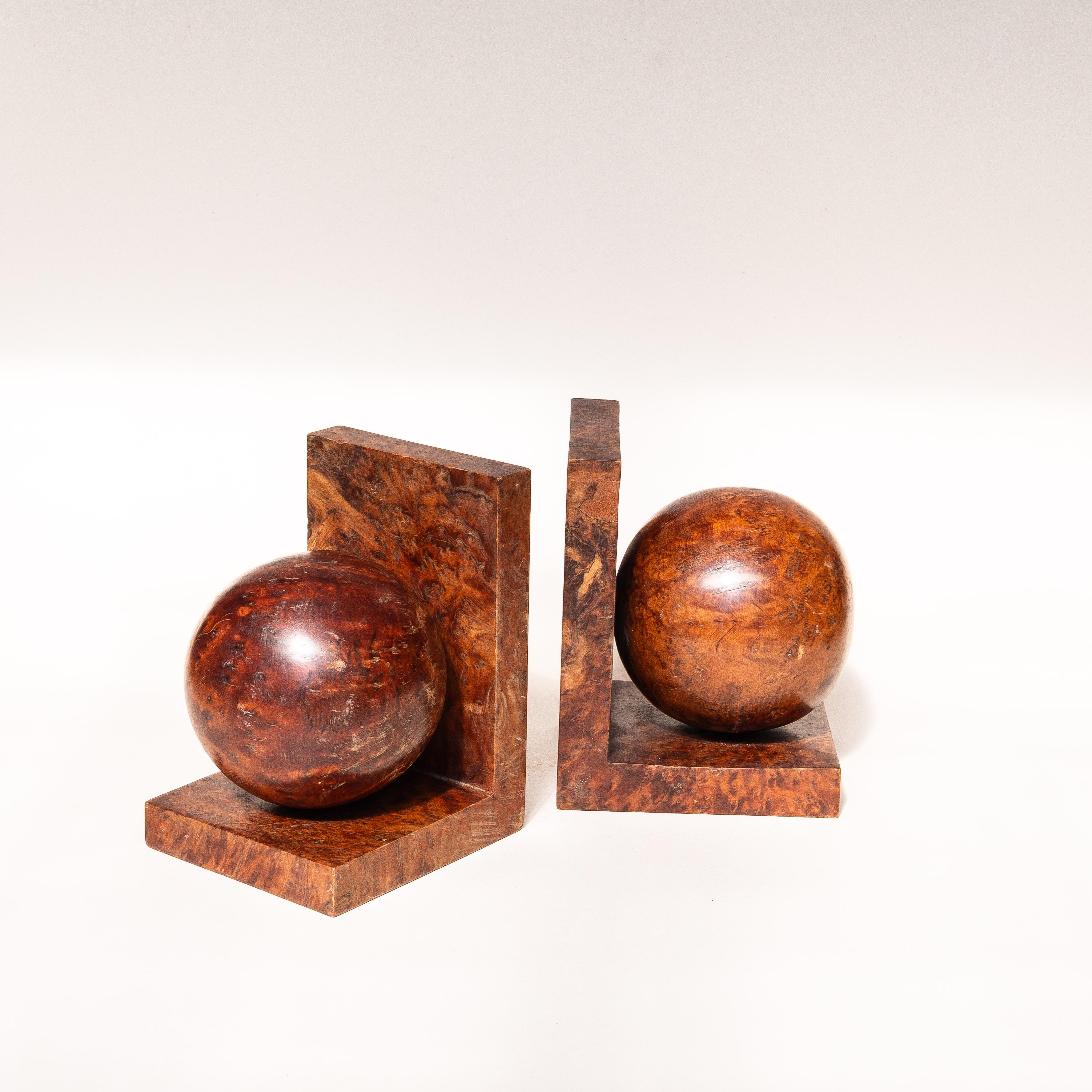 Sculpté Paire de serre-livres Art Déco, sphères en bois de ronce de cyprès, moderne du milieu du siècle dernier en vente