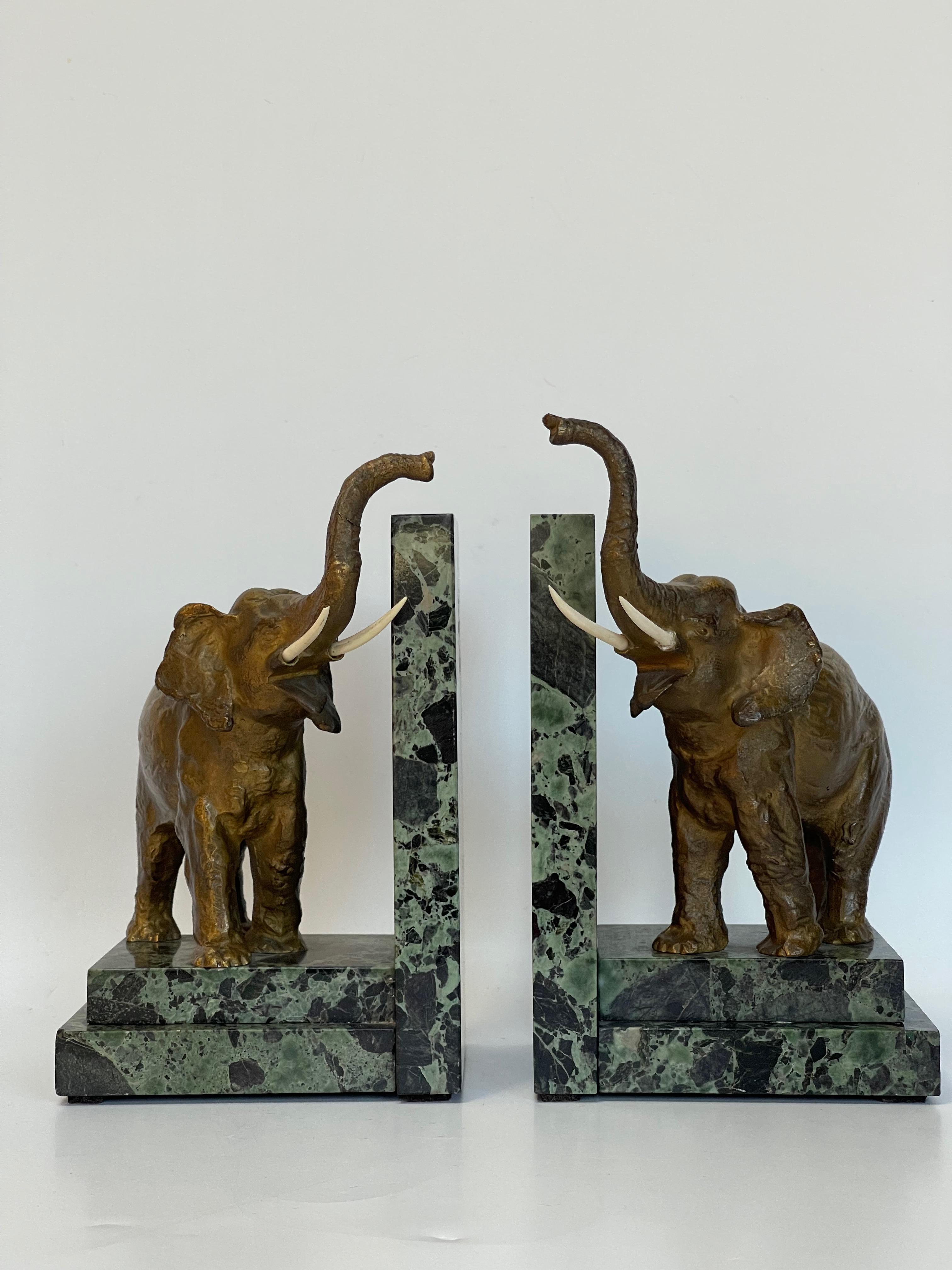 Elephant bookends in gilt patina bronze. Base in sea green marble.
In the style of Bugatti.
Signed Fortin on marble.
We did not find indications on the artist.

 In very good shape.

Total height: 20.2 cm 
Length: 11.8 cm 
Width: 9