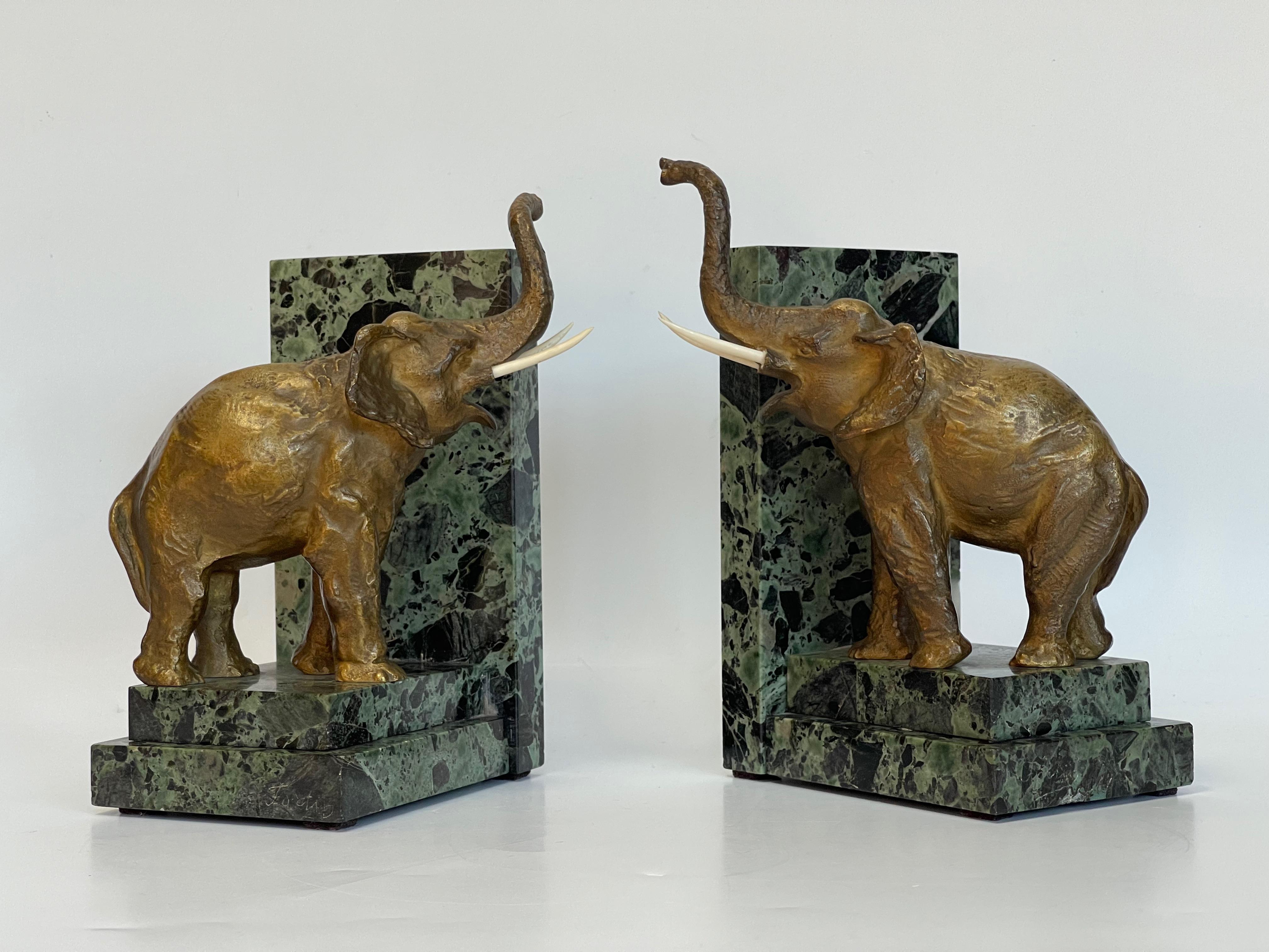 Pair of Art Deco Bookends in Bronze and Marble In Excellent Condition For Sale In NANTES, FR