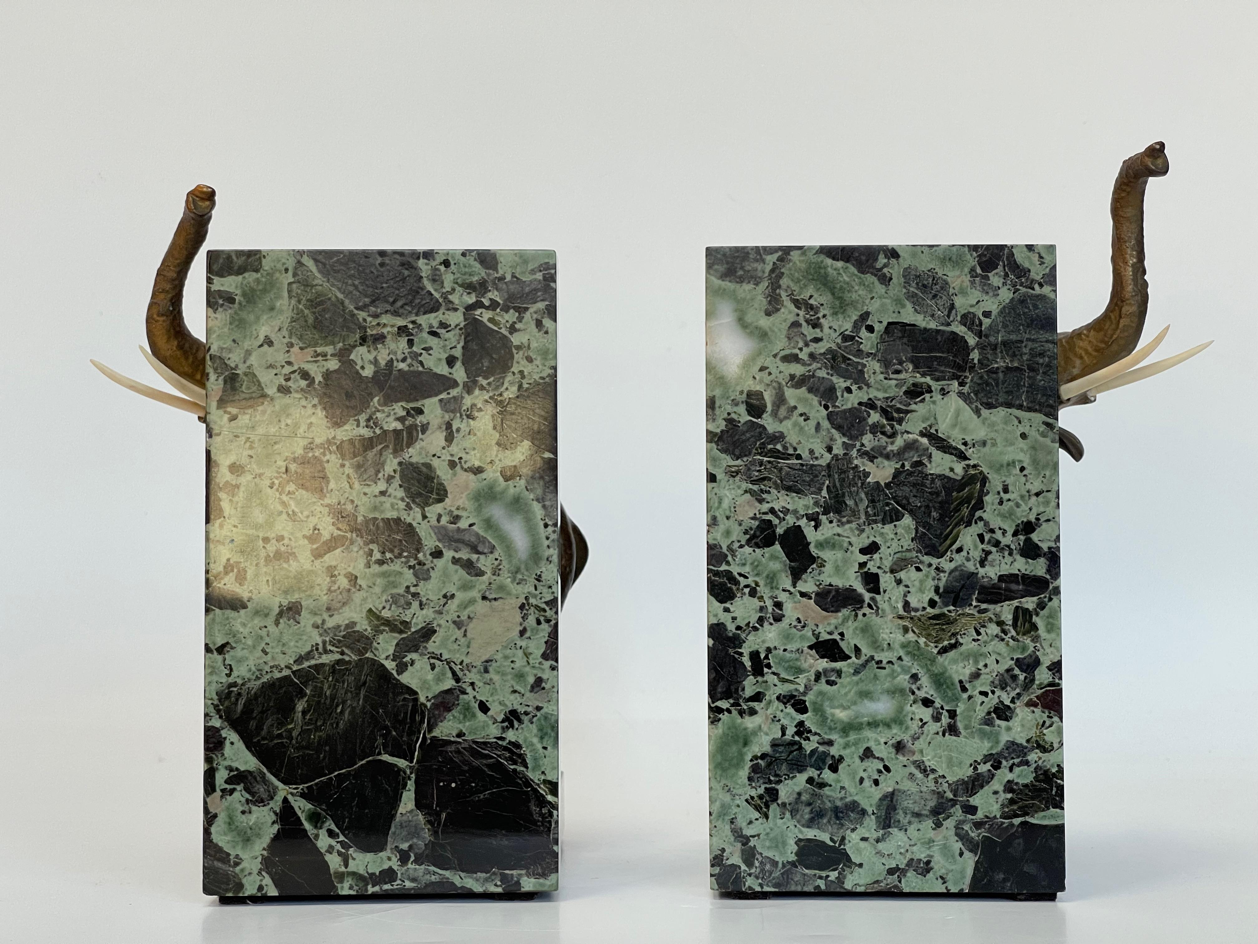 20ième siècle Paire de serre-livres Art déco en bronze et marbre en vente