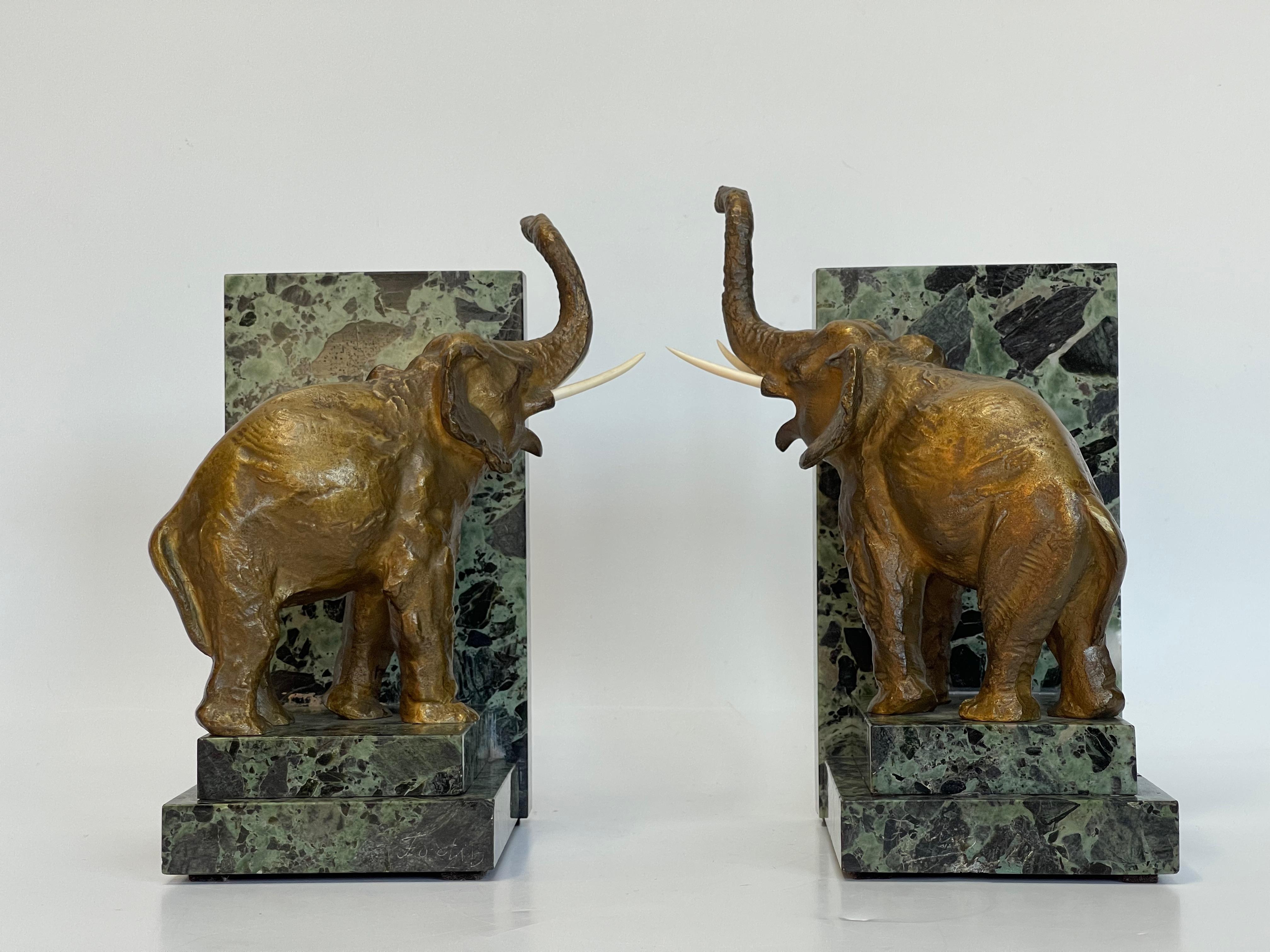 Pair of Art Deco Bookends in Bronze and Marble For Sale 3