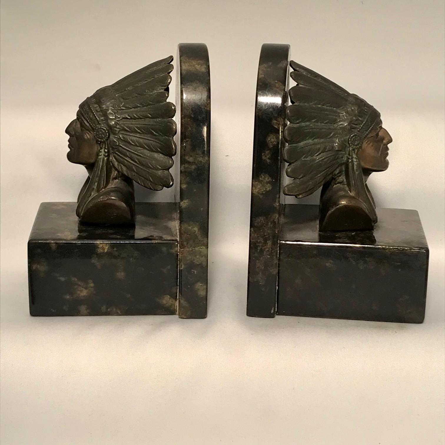 Pair of Art Deco Bookends in Bronze and Marble, Modelled with Chieftains In Good Condition In Montreal, QC