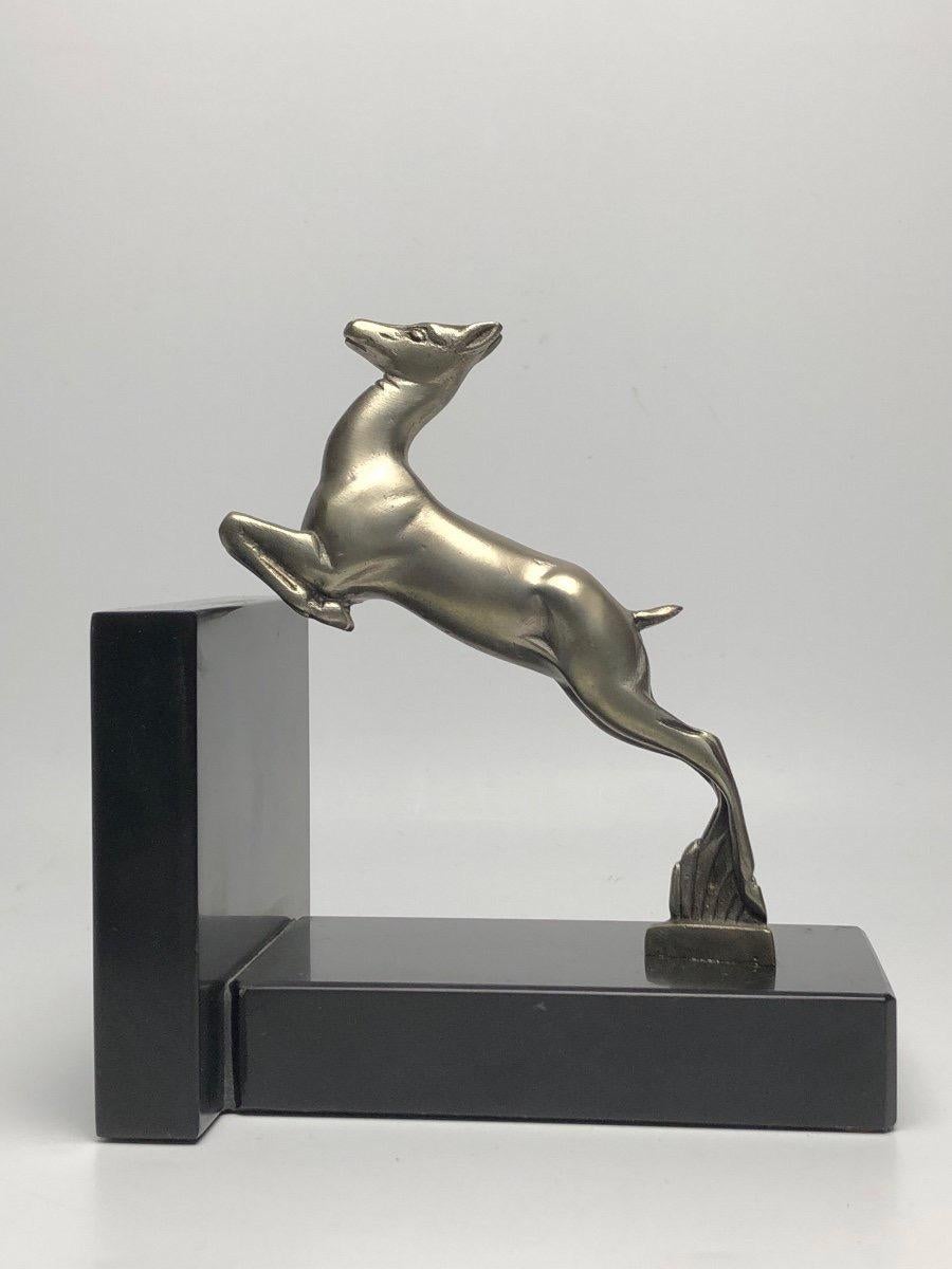 Serre-livres vers 1930 en bronze argenté représentant une gazelle sur un socle en marbre noir signé Gauthier.
Longueur : 14,5 cm
Largeur : 11 cm
Hauteur : 16 cm
Poids : 3,2 kg



Joseph Gauthier est un artiste français né à Carcassonne.
Il