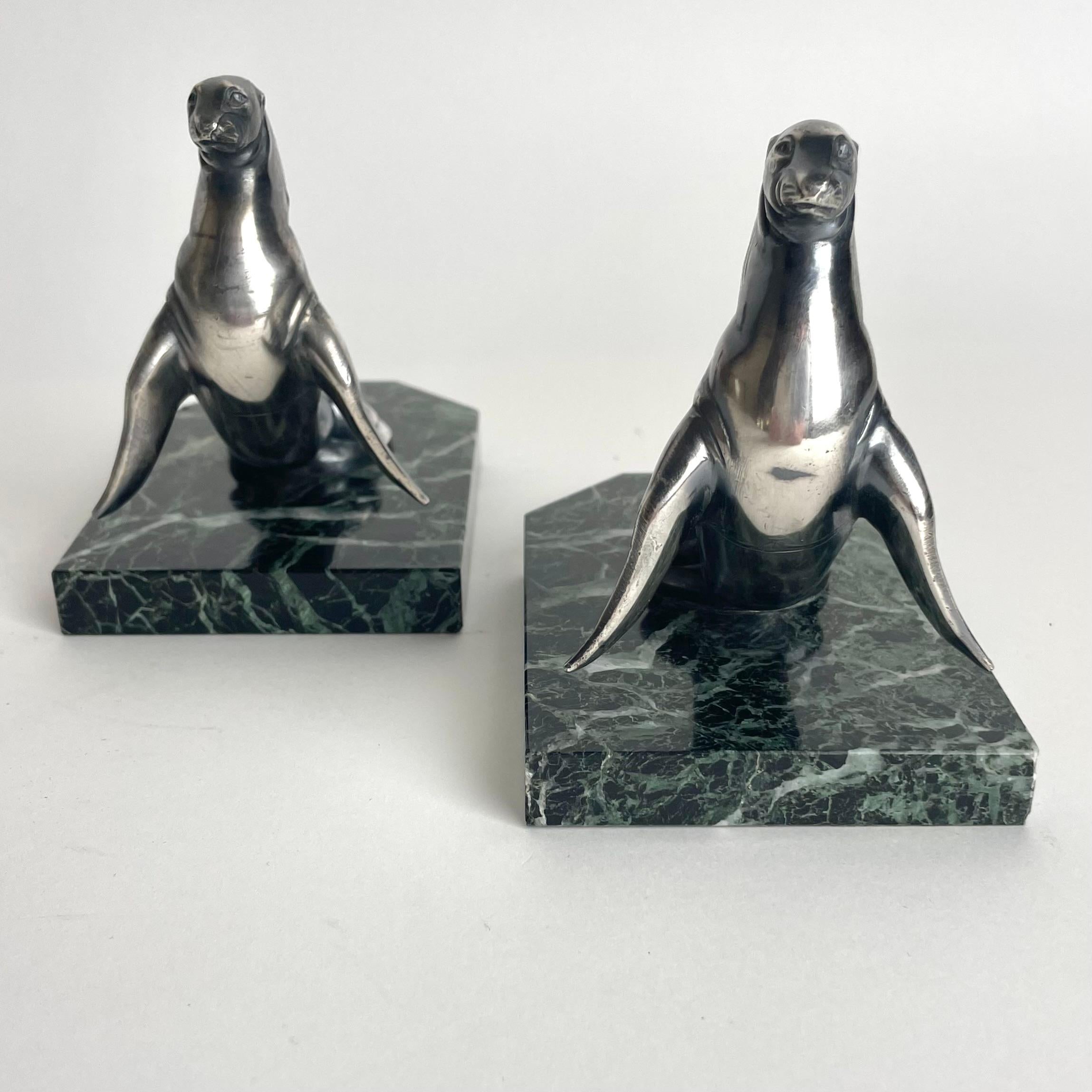 Pair of Art Deco bookends of Sea Lions by Maurice Frecourt. From the 1920s For Sale 4