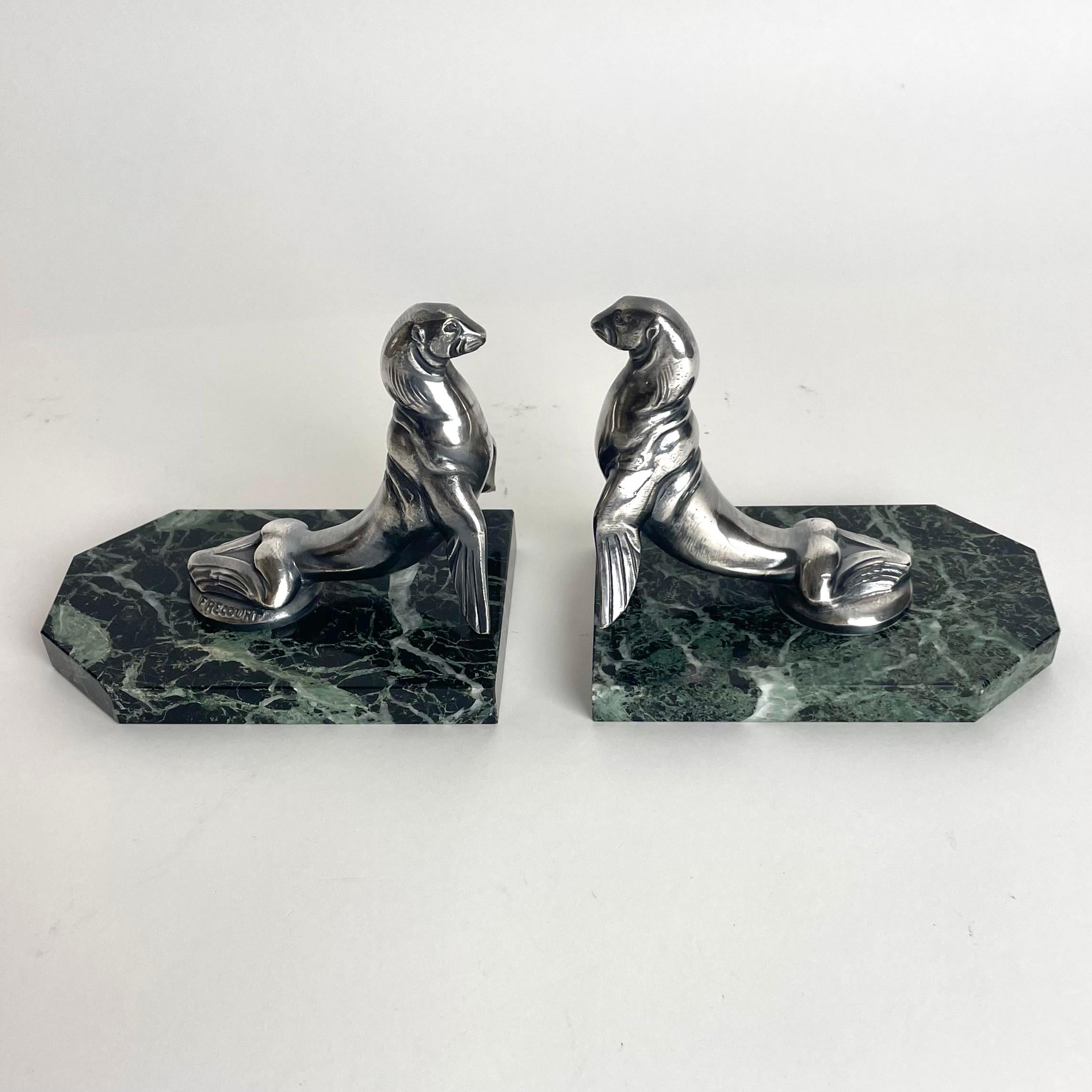 Pair of Art Deco bookends of Sea Lions by Maurice Frecourt. From the 1920s In Good Condition For Sale In Knivsta, SE