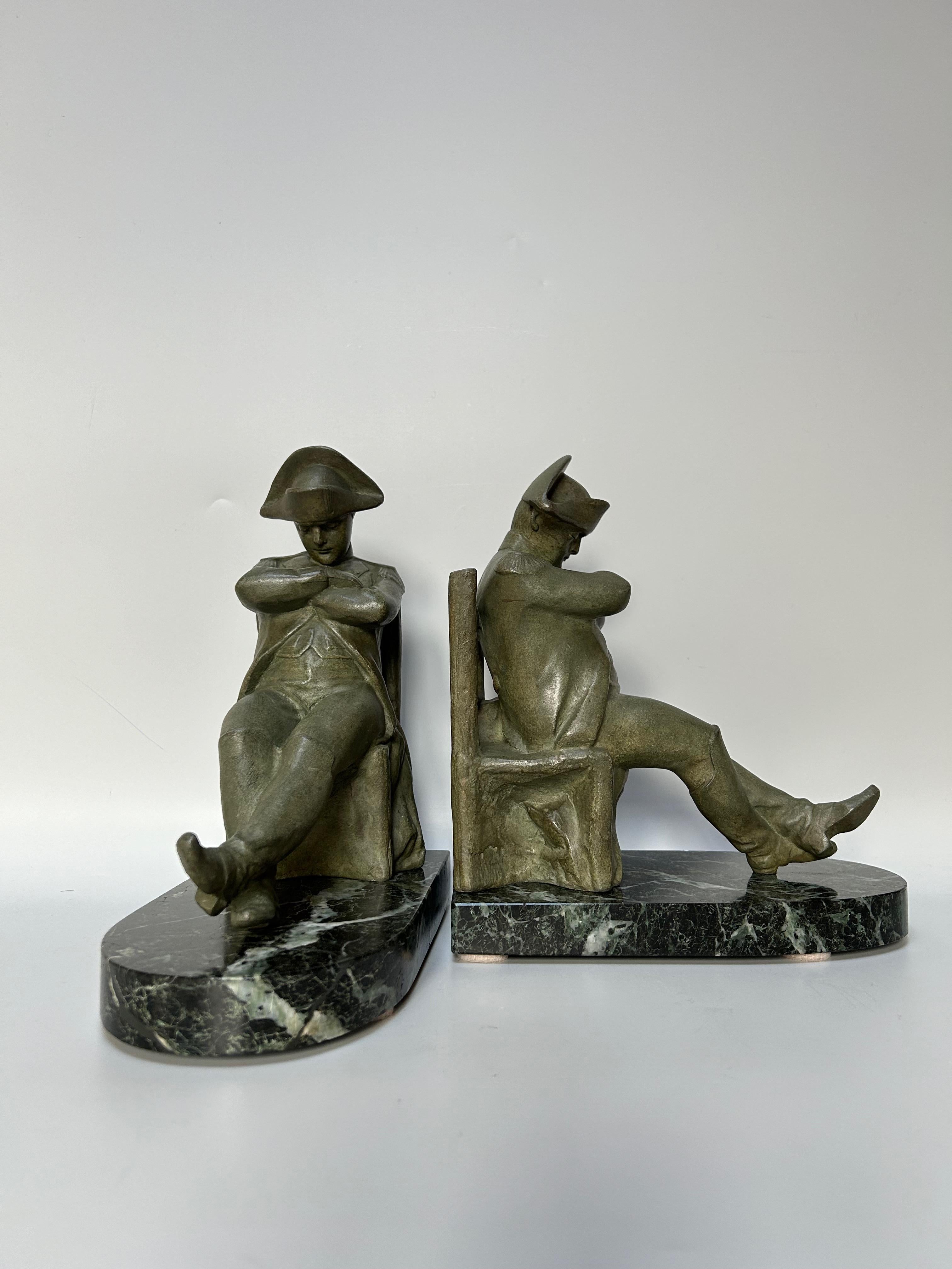 Pair of art deco bookends circa 1930.
Green patinated regula representing Napoleon on a chair.
Sea green marble base, signed on the terrace L. Carvin and founder's stamp on the back of the sculpture.
In perfect condition.

Height: 25cm
Width: