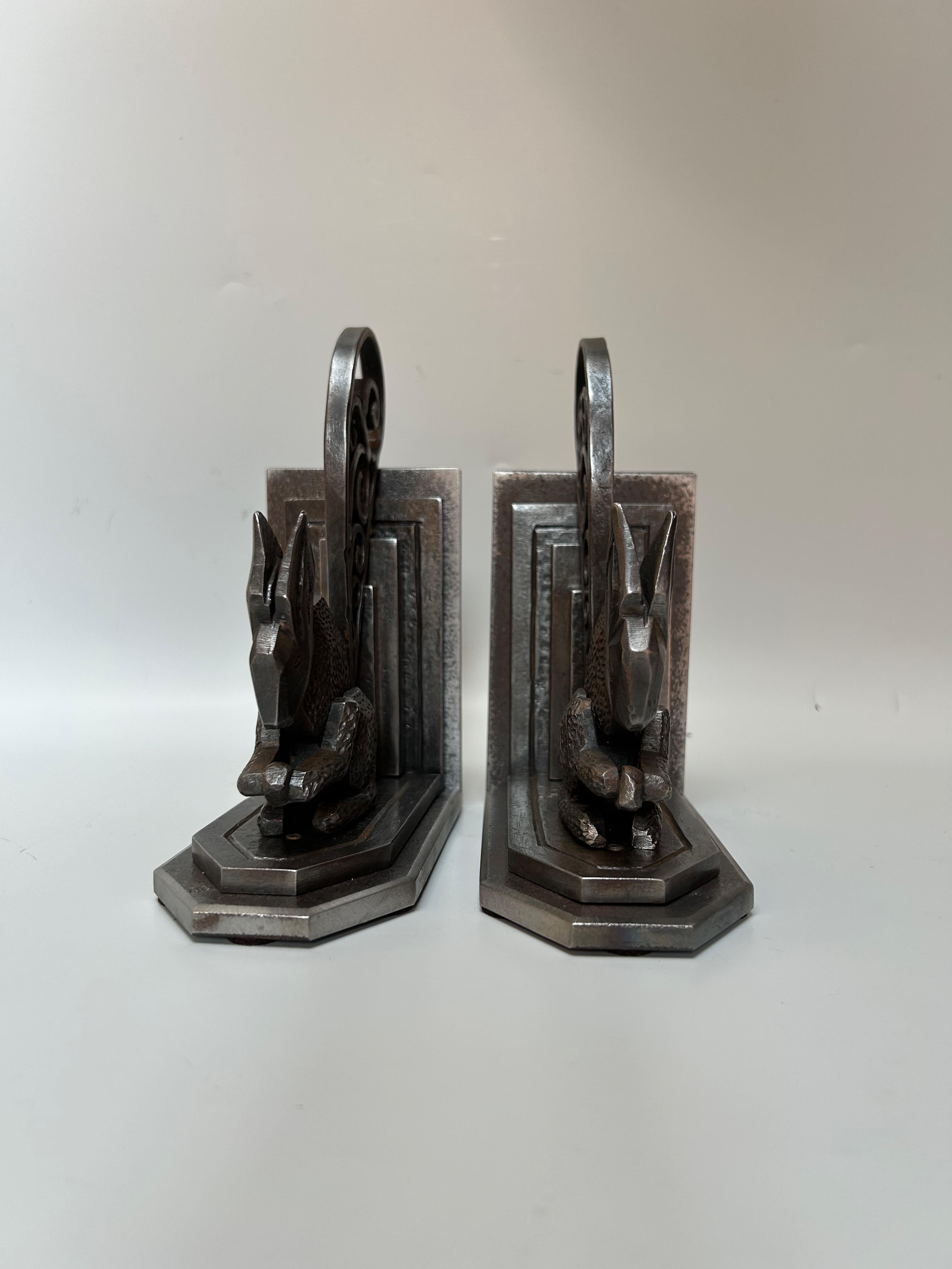 Paar Buchstützen um 1930.
Eichhörnchen aus Schmiedeeisen, gestempelt P. Kiss für Paul Kiss.
In perfektem Zustand.

Gesamthöhe: 17,5 cm
Breite: 14.2 cm
Tiefe: 7.5 cm
Gesamtgewicht: 5.8 kg

Paul Kiss wurde 1885 in Belafalva, Rumänien, geboren und