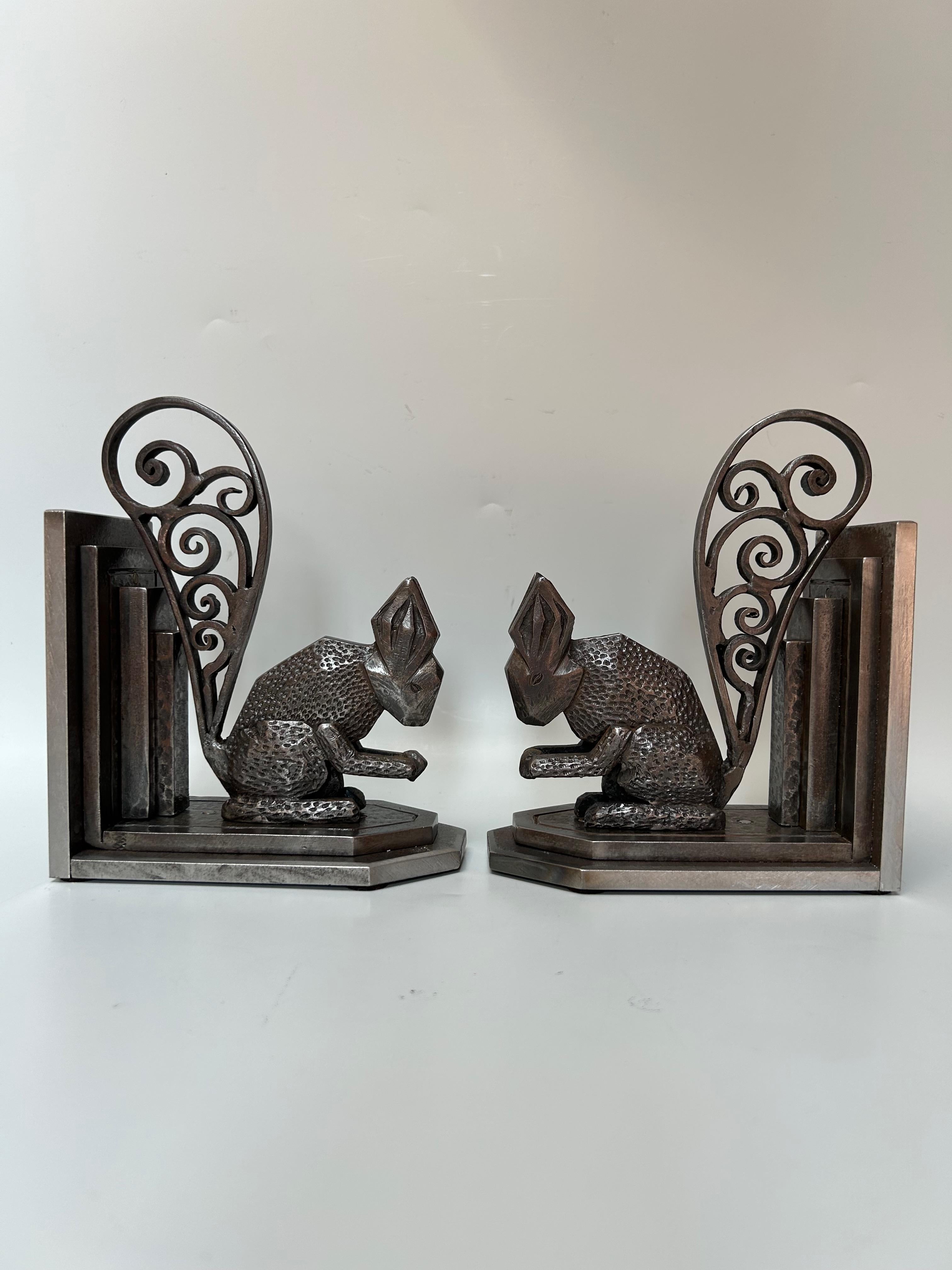 Paar Art Deco Buchstützen Signiert P. Kiss (Art déco) im Angebot