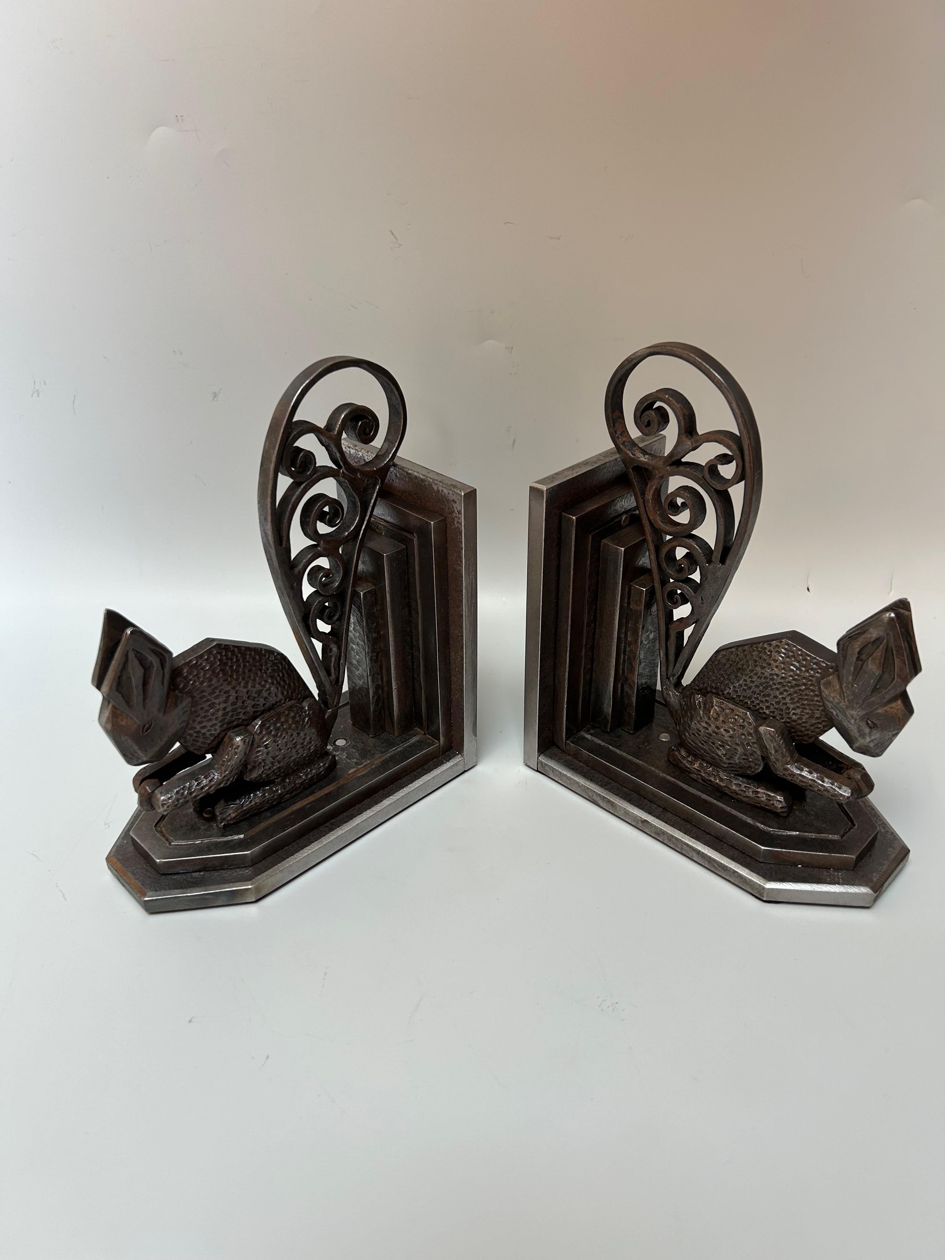 Paar Art Deco Buchstützen Signiert P. Kiss (Schmiedeeisen) im Angebot