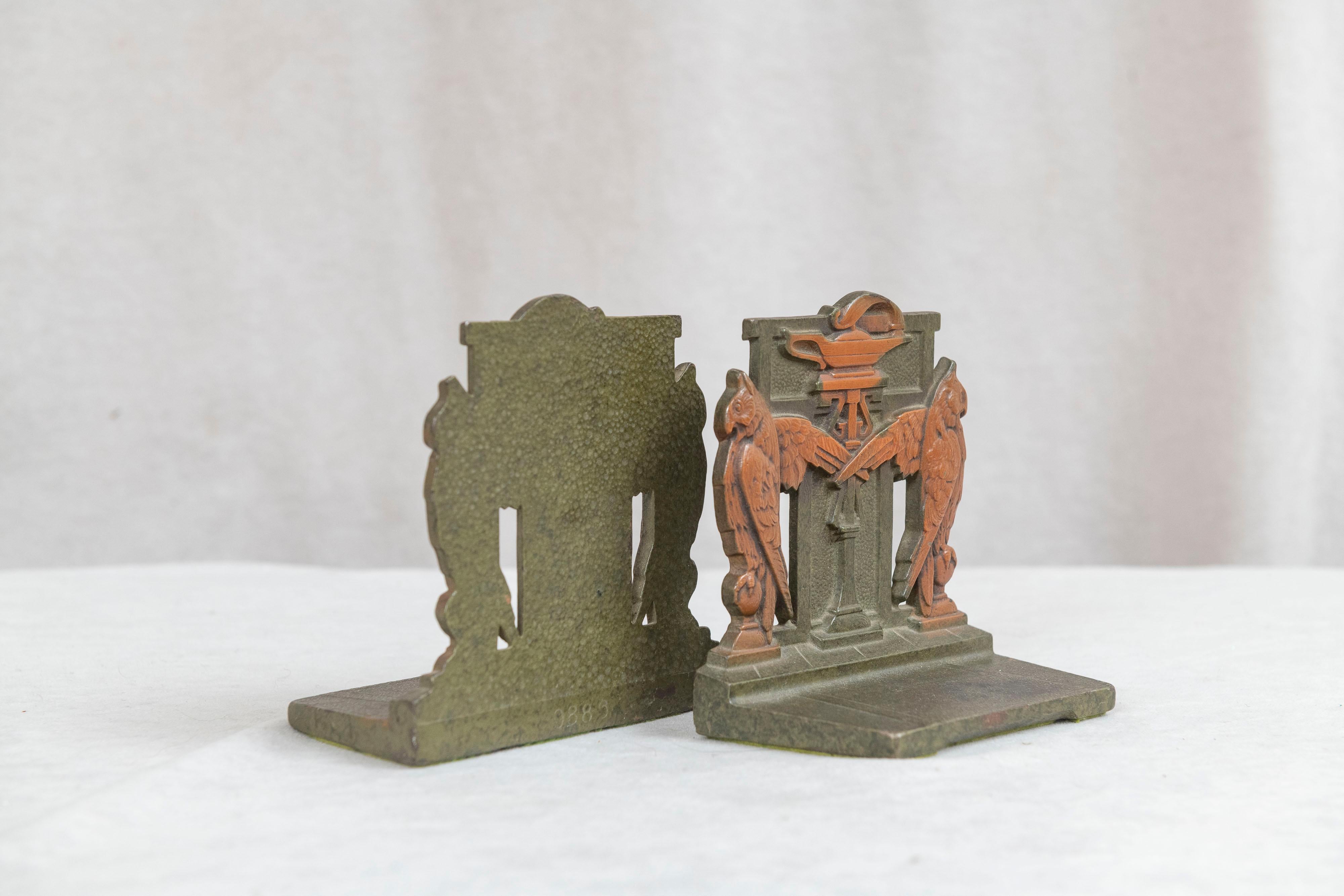 Paar Art-Déco-Buchstützen mit Eulen, die eine Flamme umgeben, ca. 1920er Jahre, Judd Co. (Gemalt) im Angebot