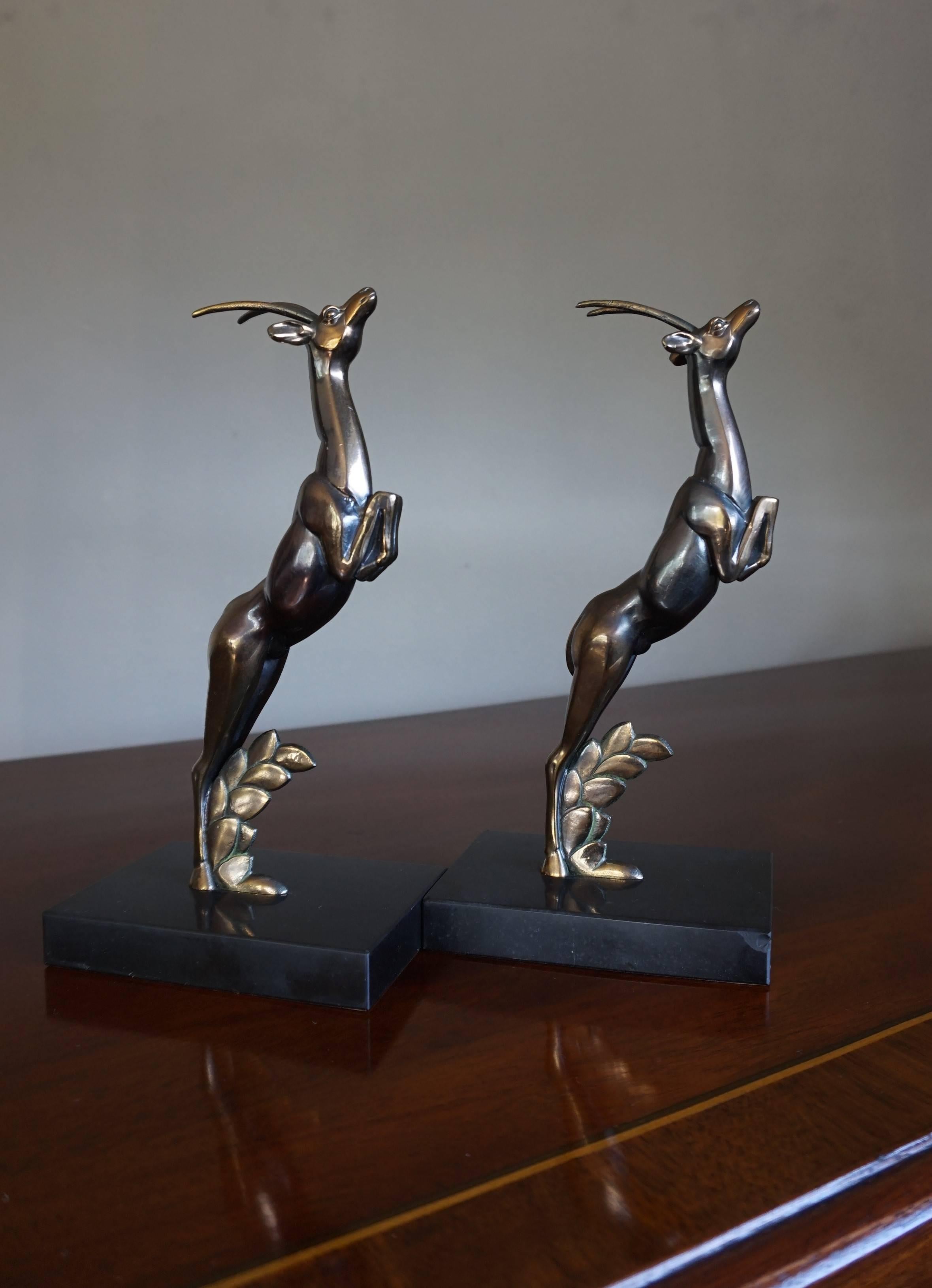 Paire de serre-livres Art Déco avec sculptures de cerfs sautant en laiton sur socle en marbre 3
