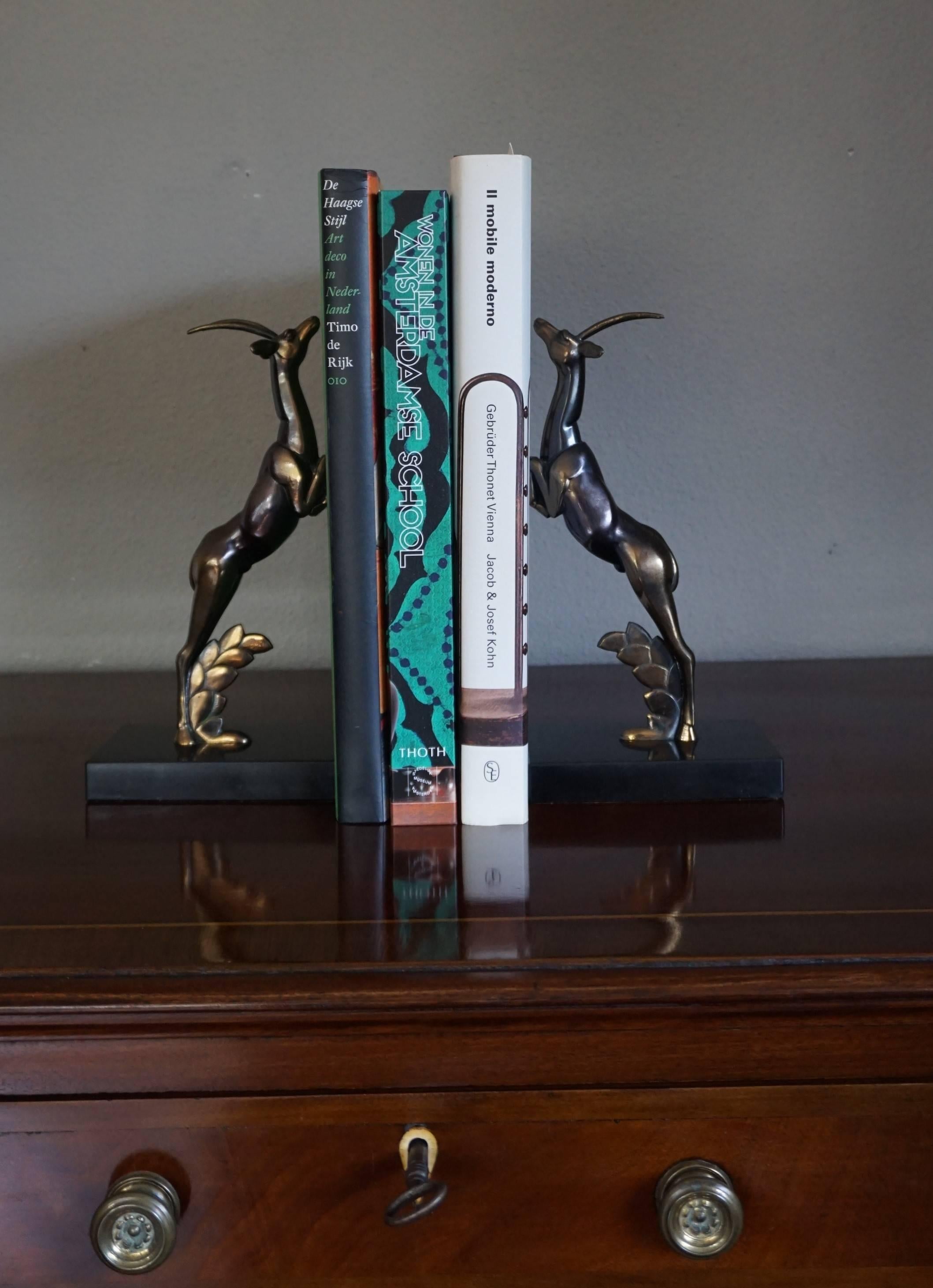 Paire de serre-livres Art Déco avec sculptures de cerfs sautant en laiton sur socle en marbre en vente 4