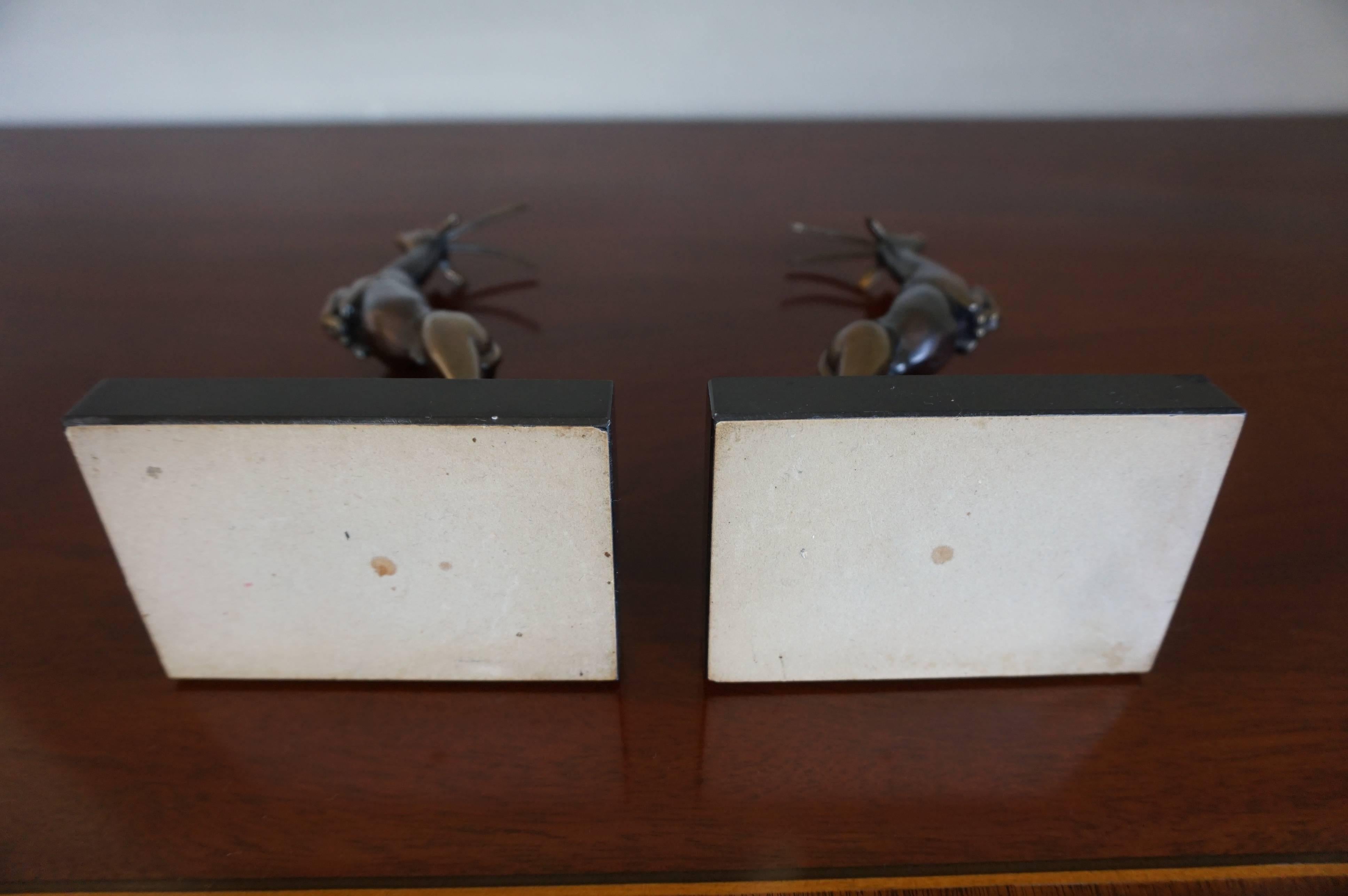 Paire de serre-livres Art Déco avec sculptures de cerfs sautant en laiton sur socle en marbre en vente 5