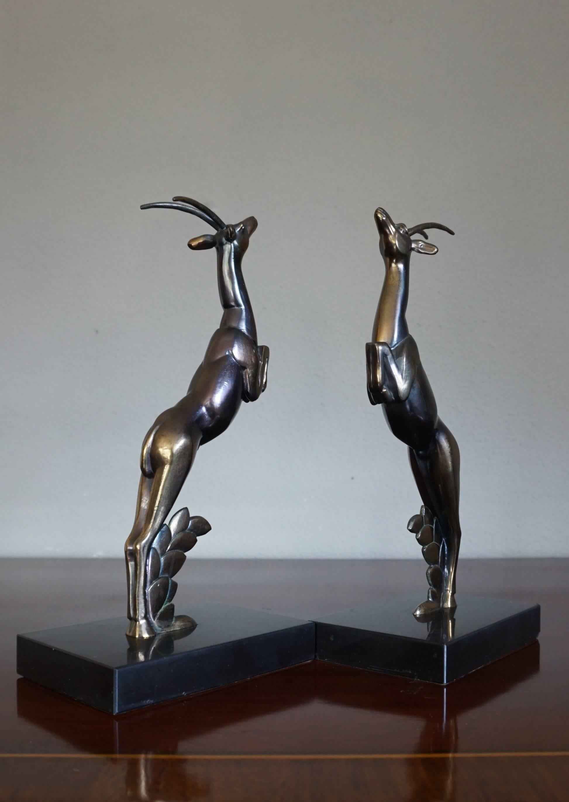 Des serre-livres plus hauts que la moyenne avec d'élégantes sculptures de cerfs attribuées à Marcel Bouraine.

Cette paire de serre-livres en forme de cerf, sculptés à la main, est un produit de l'époque de l'Art Déco en France au début du 20ème