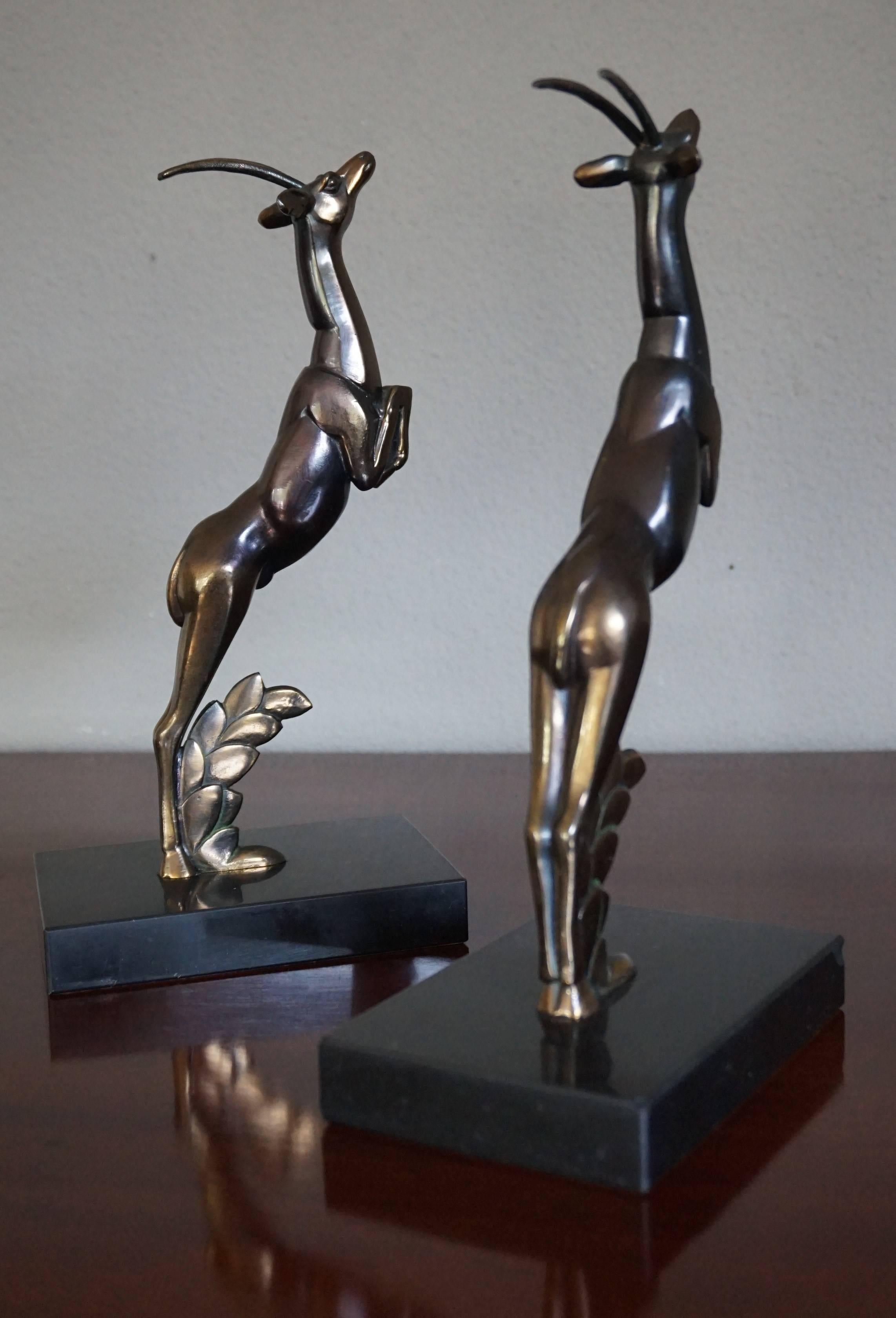 Patiné Paire de serre-livres Art Déco avec sculptures de cerfs sautant en laiton sur socle en marbre en vente