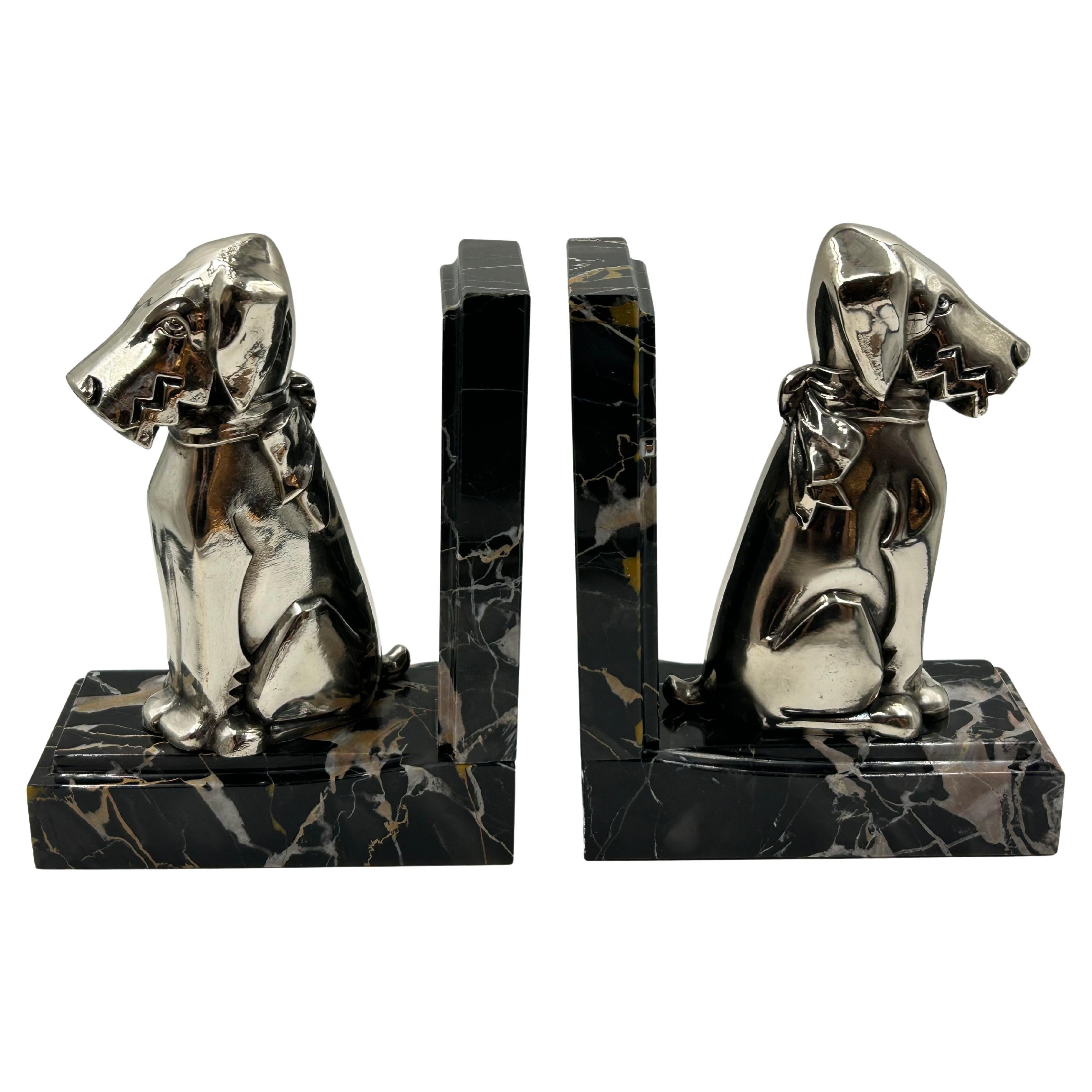 Coppia di reggilibri Art Deco con cani in metallo placcato argento e marmo
