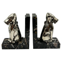 Coppia di reggilibri Art Deco con cani in metallo placcato argento e marmo