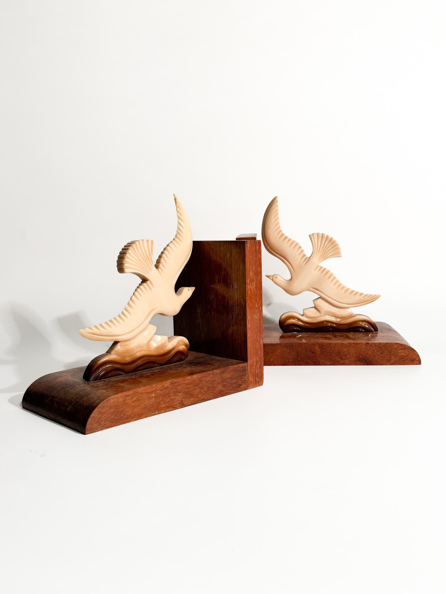 Metà XX secolo Coppia di reggilibri Art Déco con colombe in legno e resina degli anni '30 in vendita