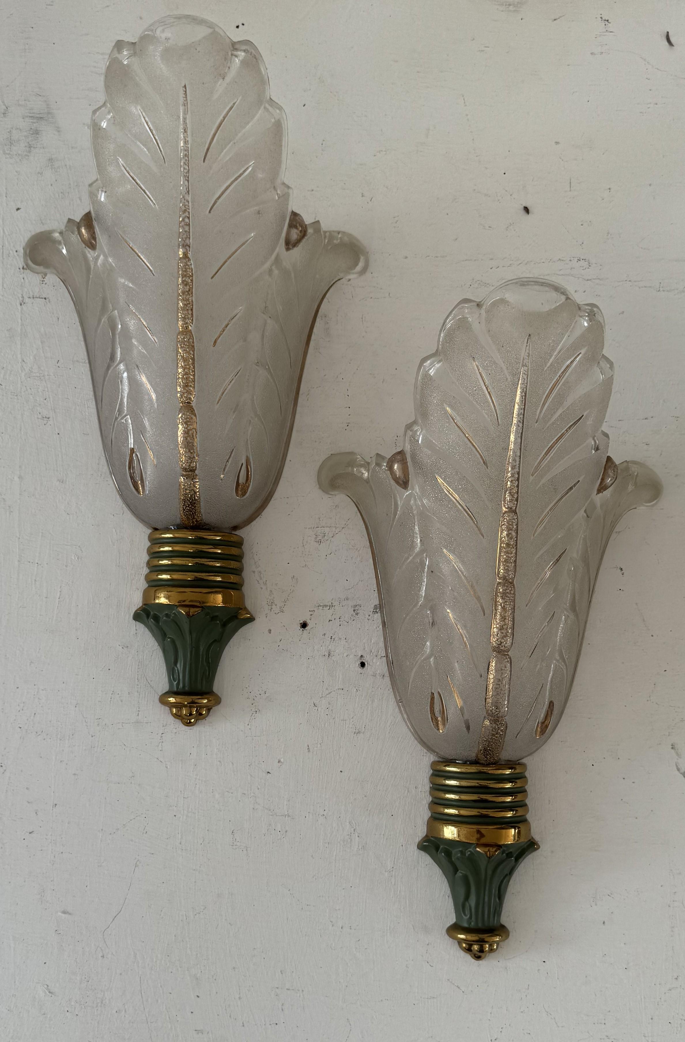 Art Déco Coppia di lampade Art Deco in ottone e vetro di Ezan, Francia, circa anni '40 in vendita