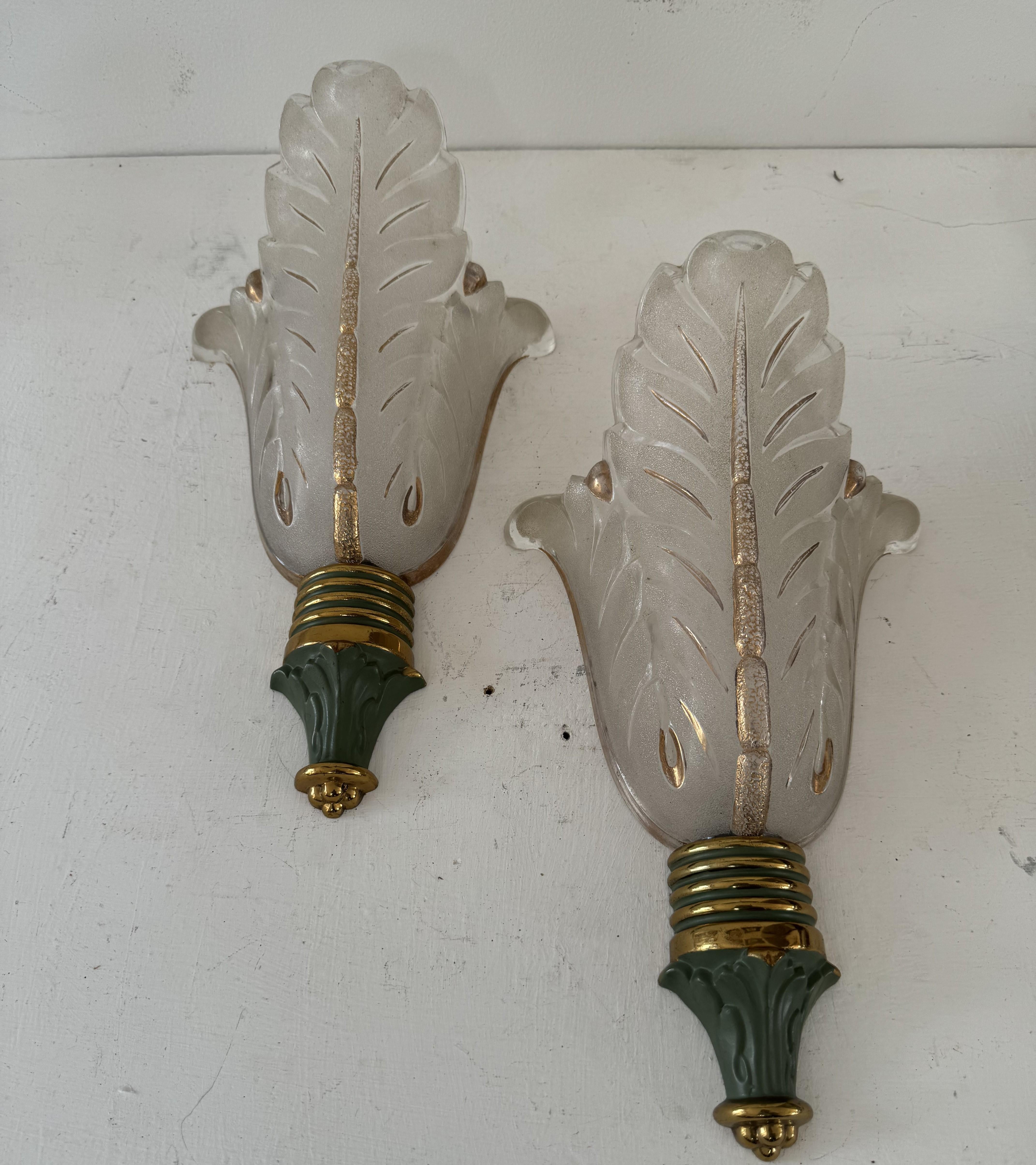 Francese Coppia di lampade Art Deco in ottone e vetro di Ezan, Francia, circa anni '40 in vendita