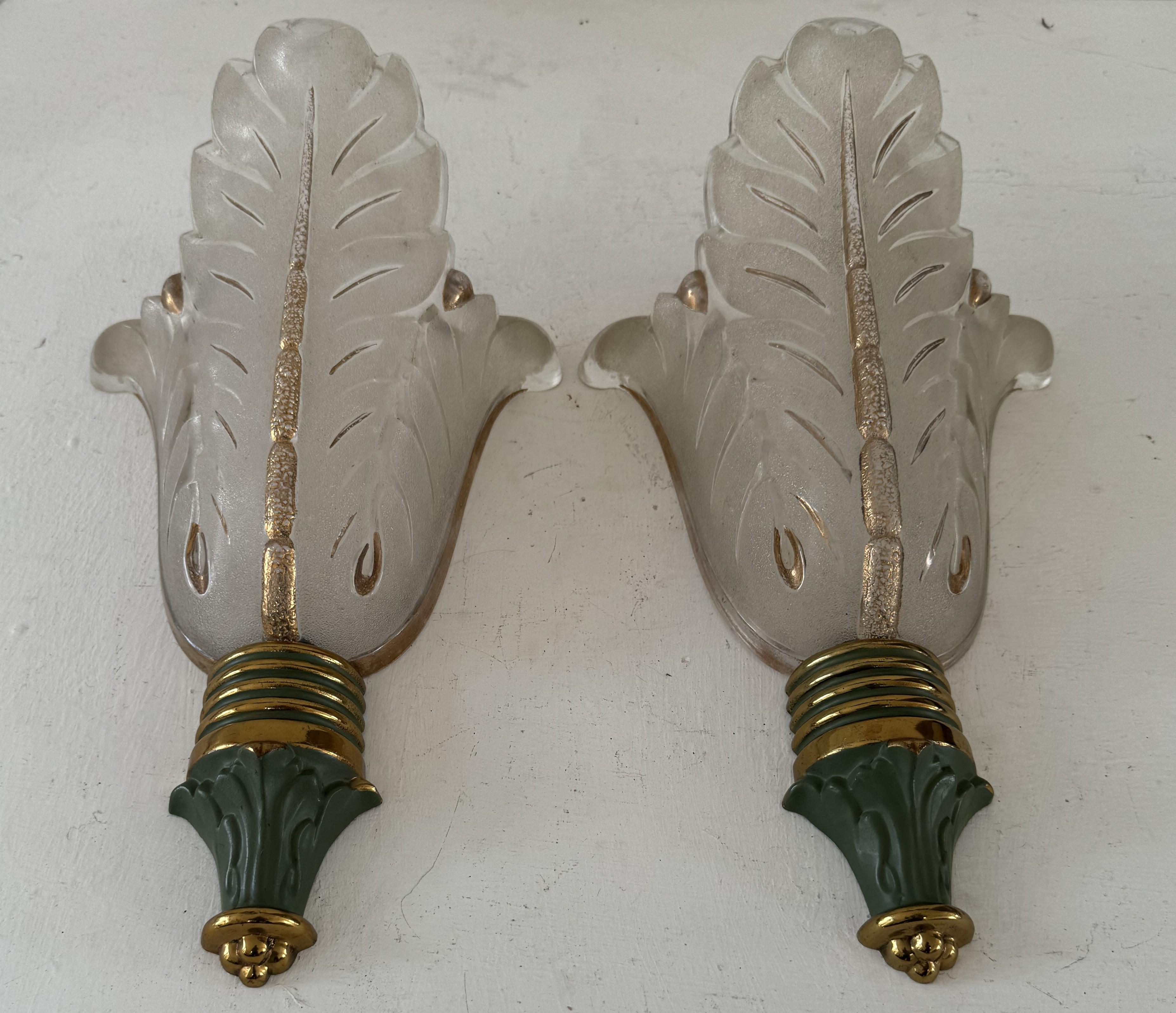 Coppia di lampade Art Deco in ottone e vetro di Ezan, Francia, circa anni '40 In condizioni buone in vendita a Merida, Yucatan