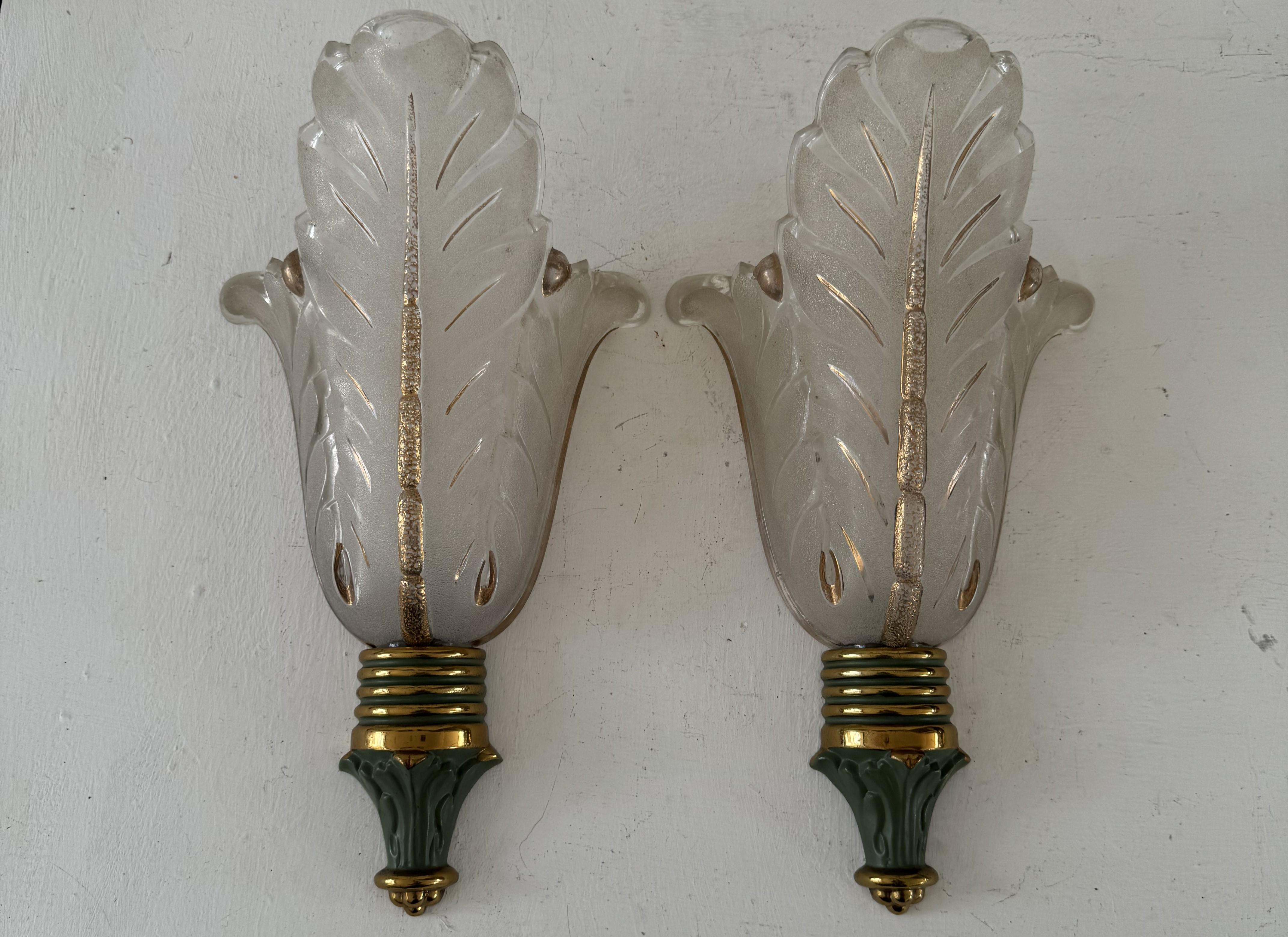 Metà XX secolo Coppia di lampade Art Deco in ottone e vetro di Ezan, Francia, circa anni '40 in vendita